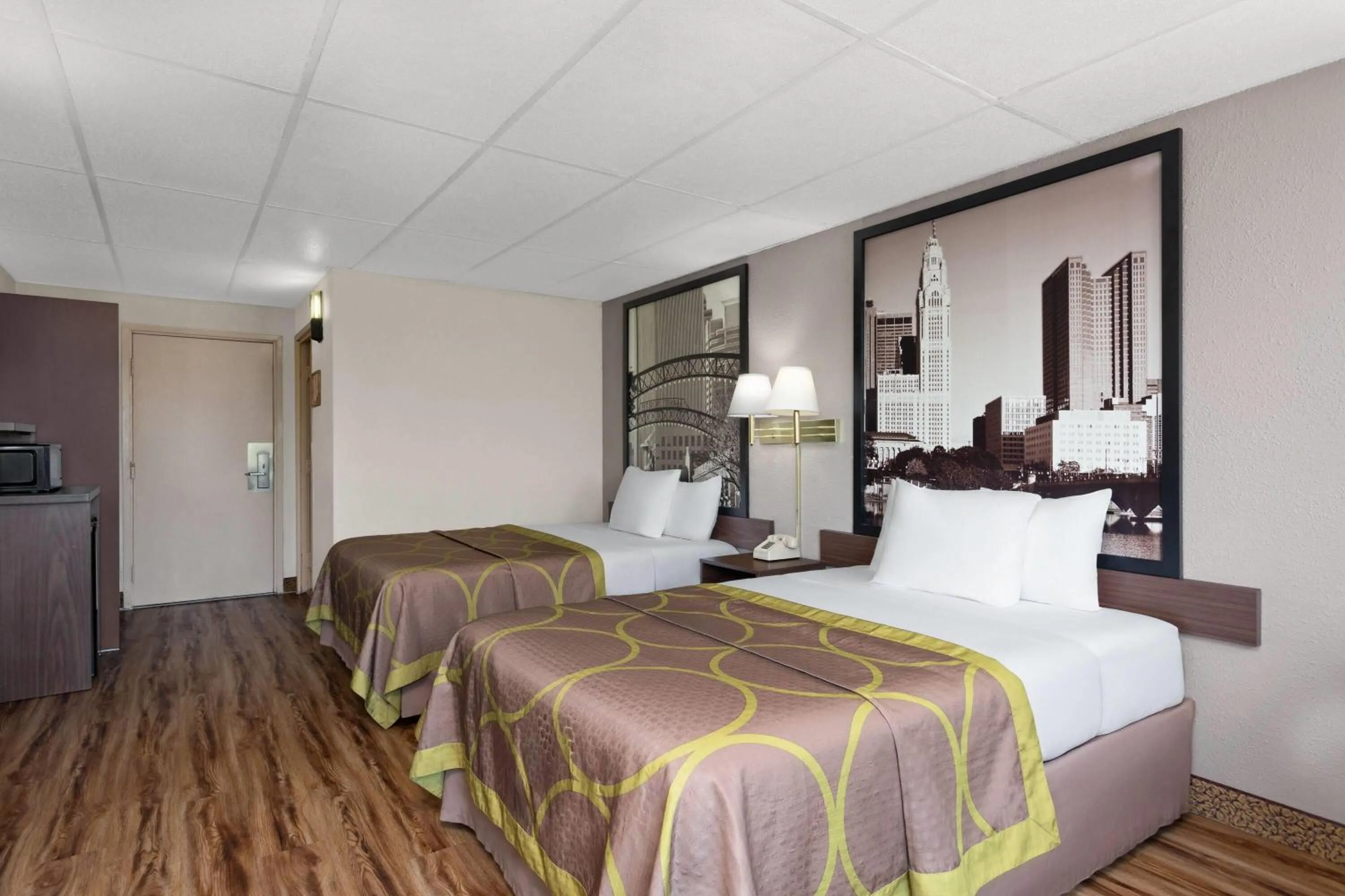 Photo of the whole room, Bed in Super 8 by Wyndham Columbus