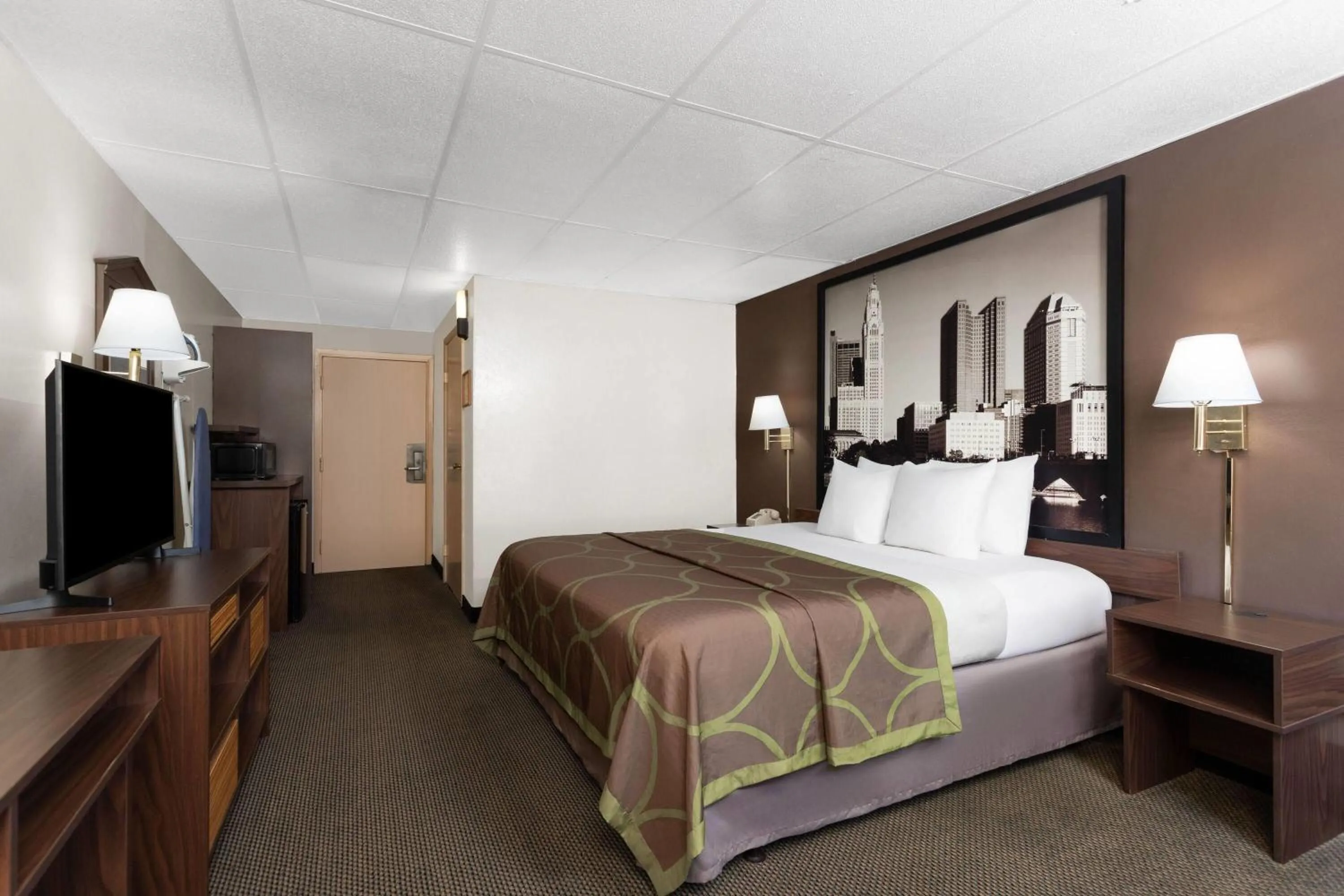 Photo of the whole room, Bed in Super 8 by Wyndham Columbus