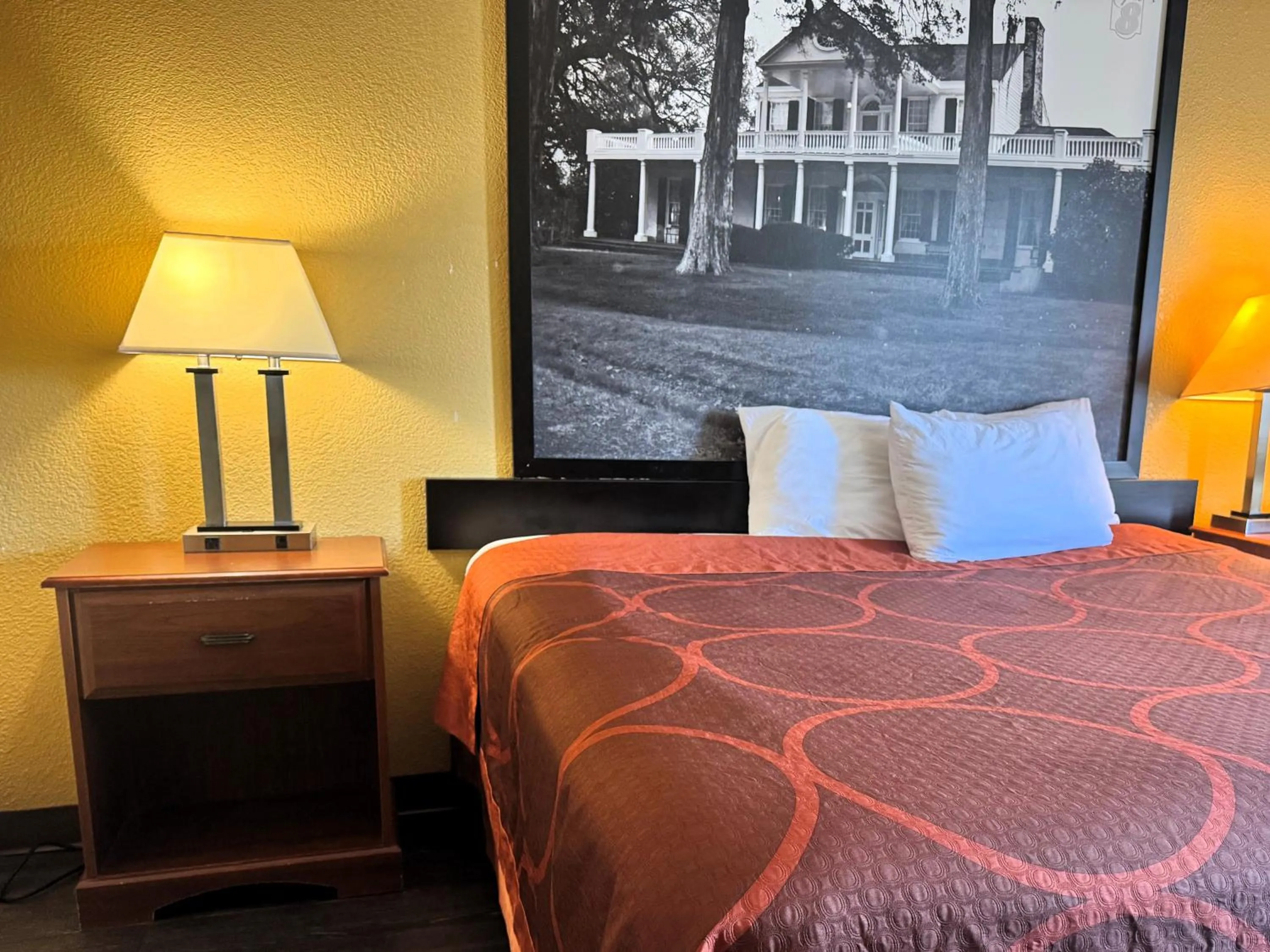 Bedroom, Bed in Super 8 by Wyndham Hattiesburg South