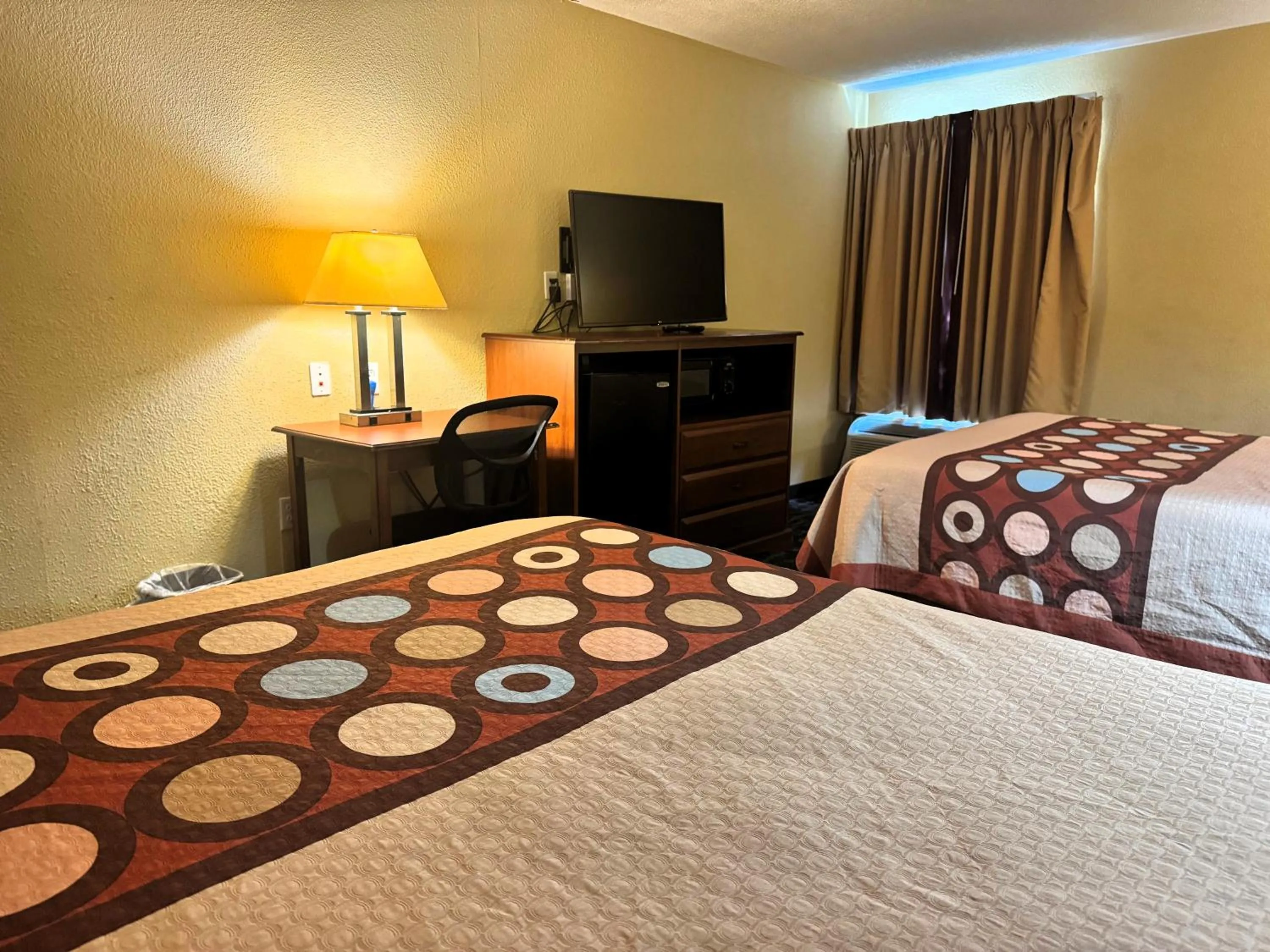 Photo of the whole room, Bed in Super 8 by Wyndham Hattiesburg South