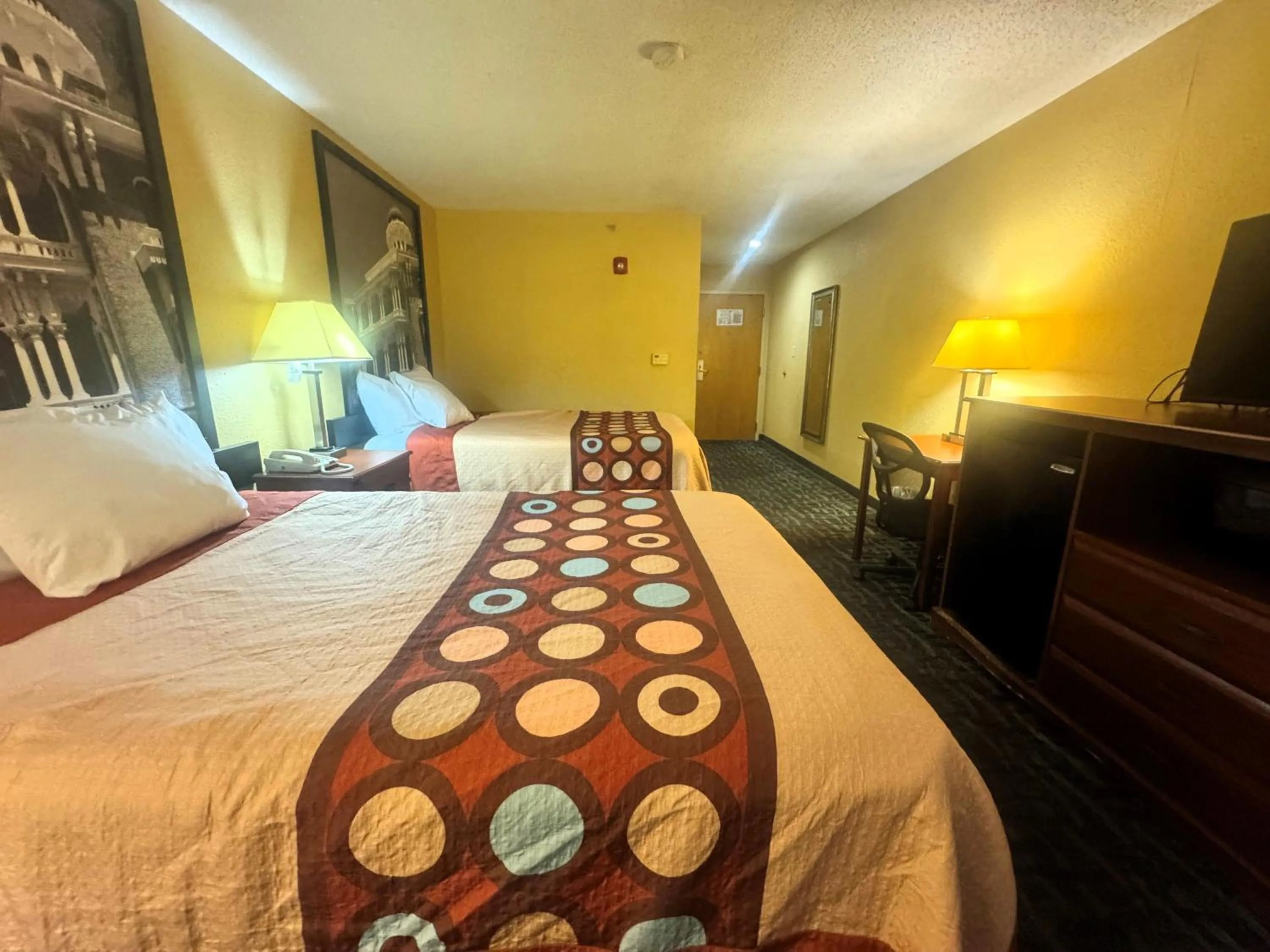 Photo of the whole room, Bed in Super 8 by Wyndham Hattiesburg South
