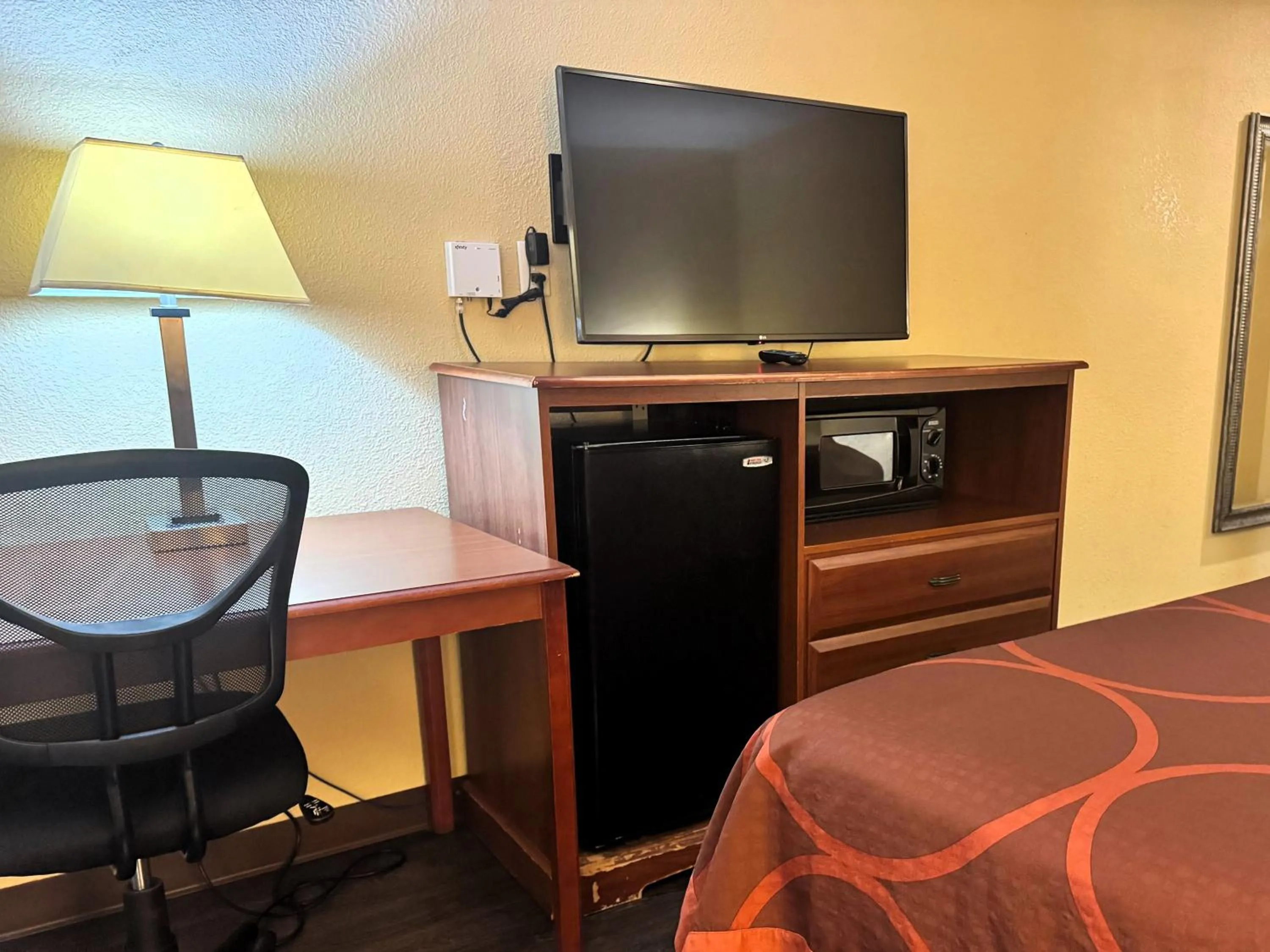 TV and multimedia, Bed in Super 8 by Wyndham Hattiesburg South