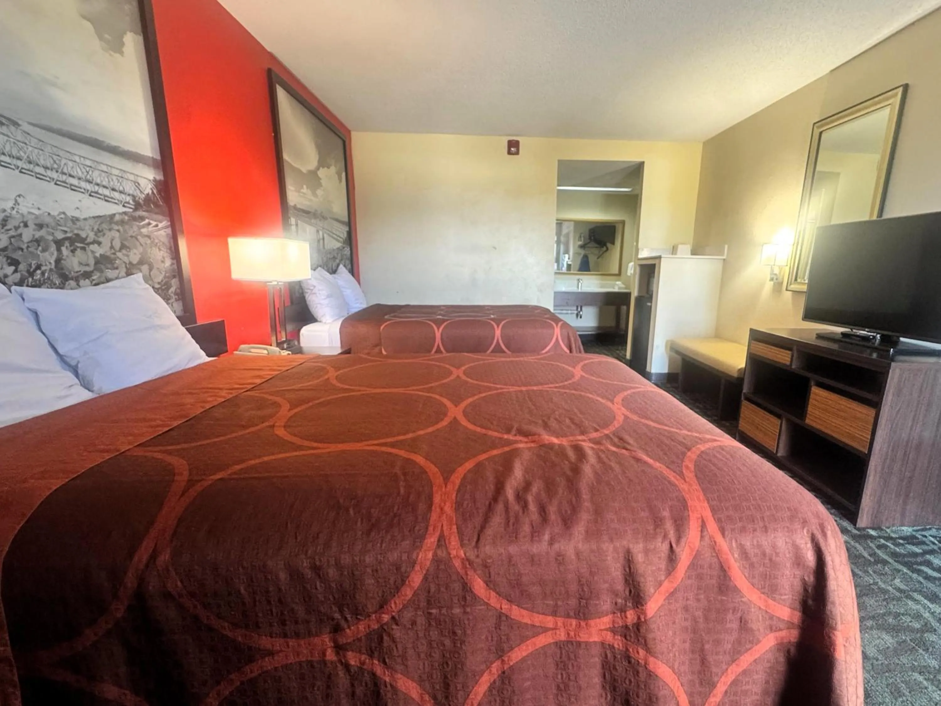 Photo of the whole room, Bed in Super 8 by Wyndham Hattiesburg South