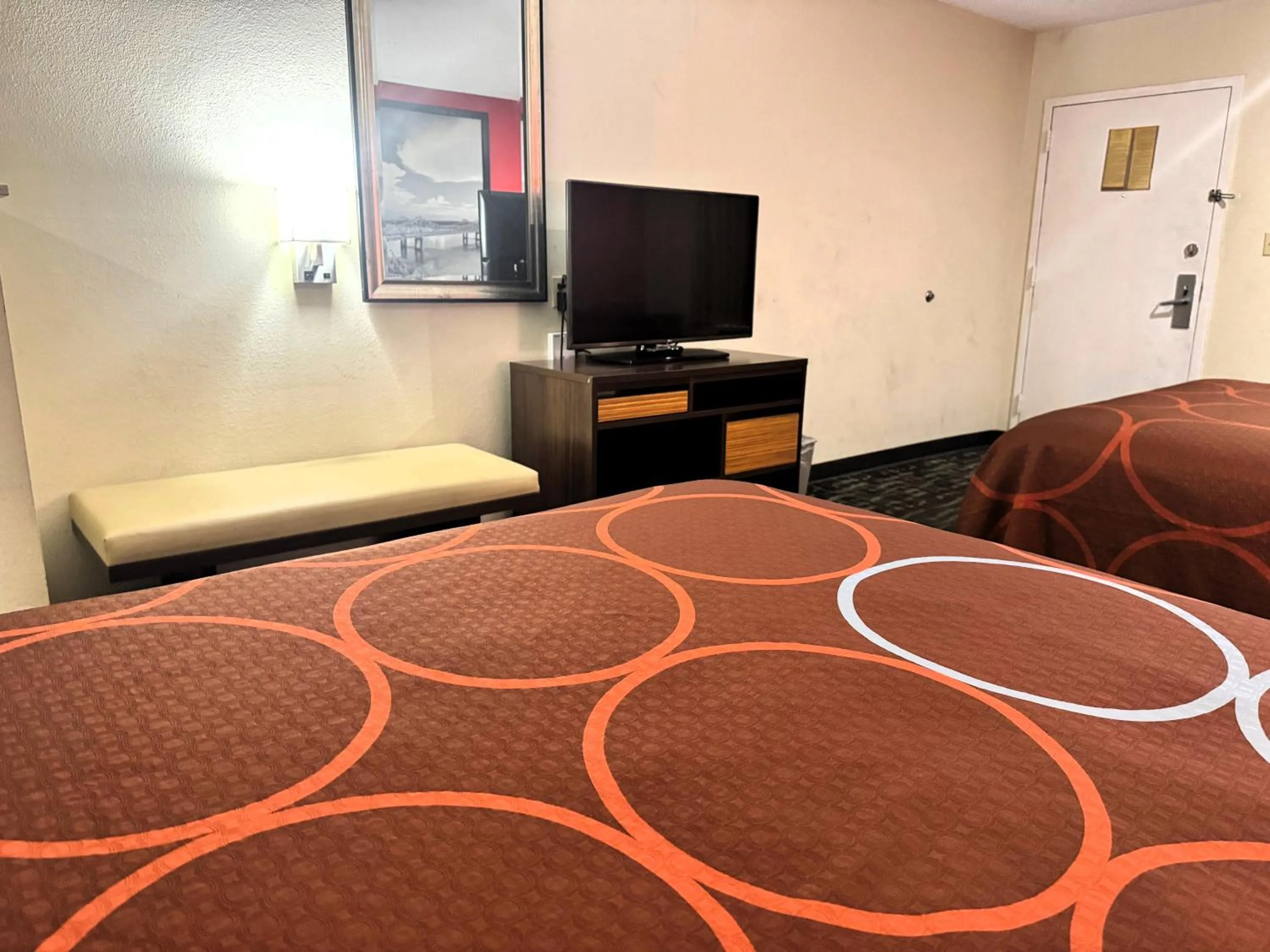 Photo of the whole room, Bed in Super 8 by Wyndham Hattiesburg South
