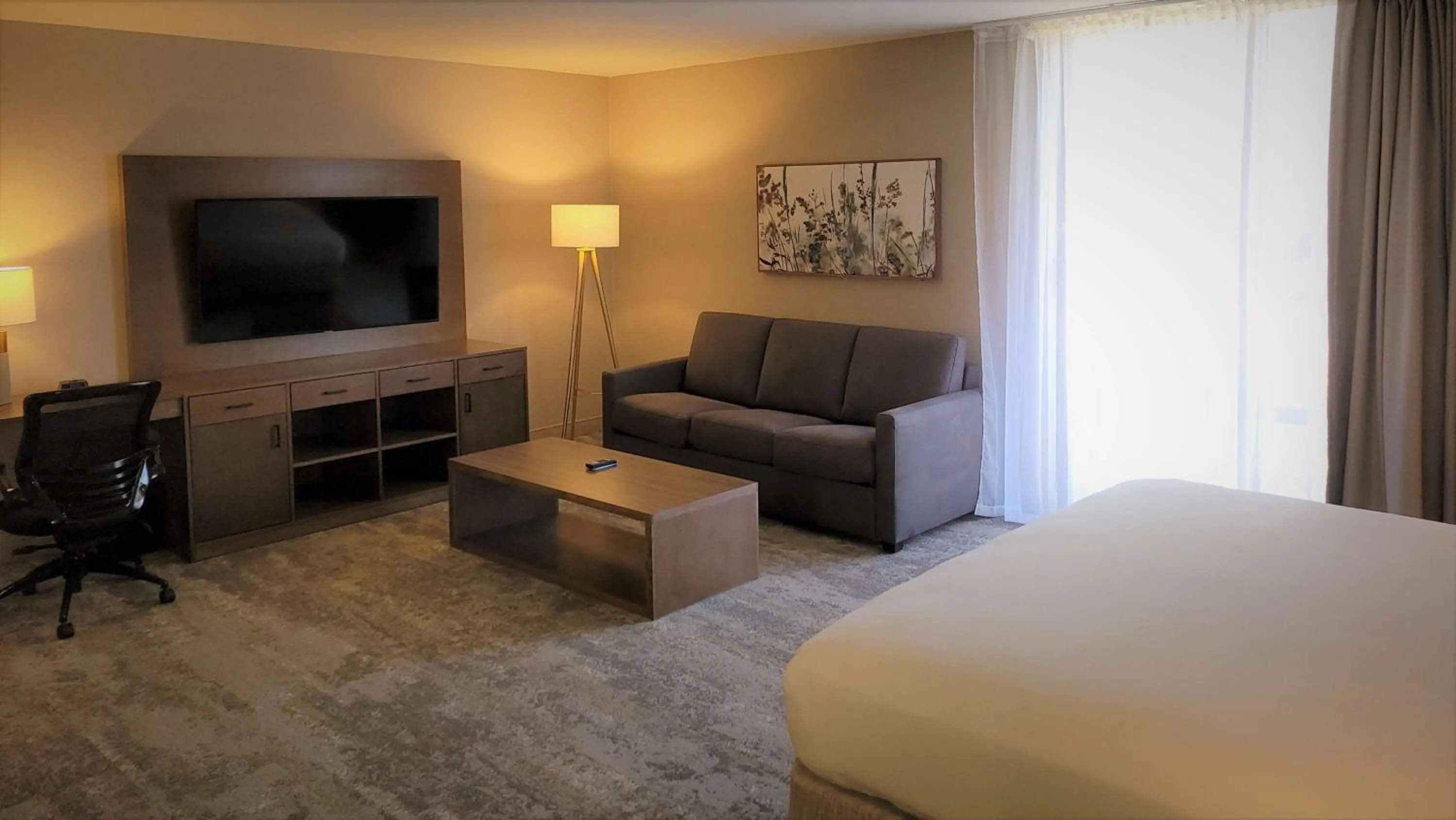 Photo of the whole room, Bed in Riverside Hotel, BW Premier Collection