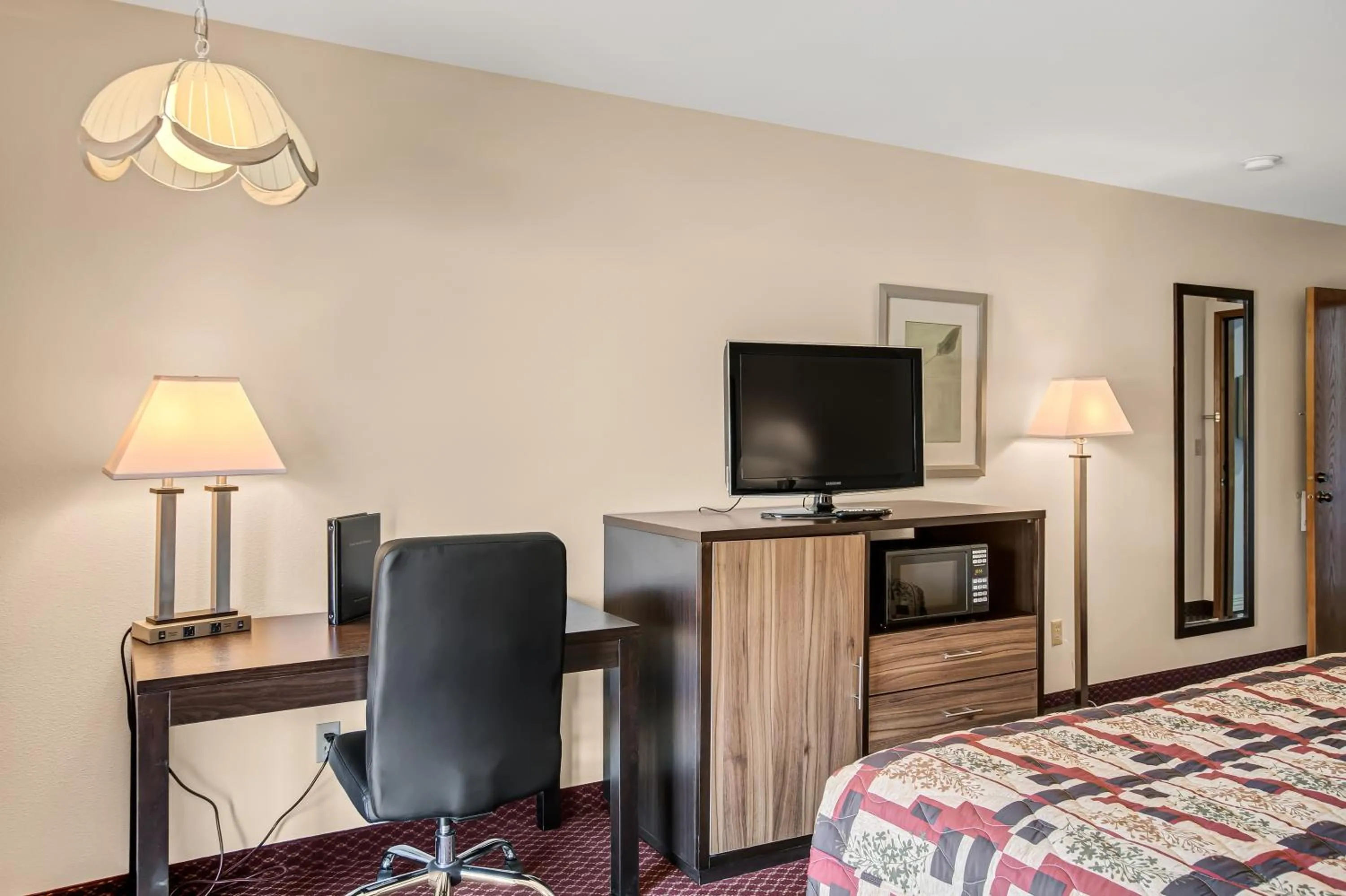 King Room with Balcony in Wedge Mountain Inn