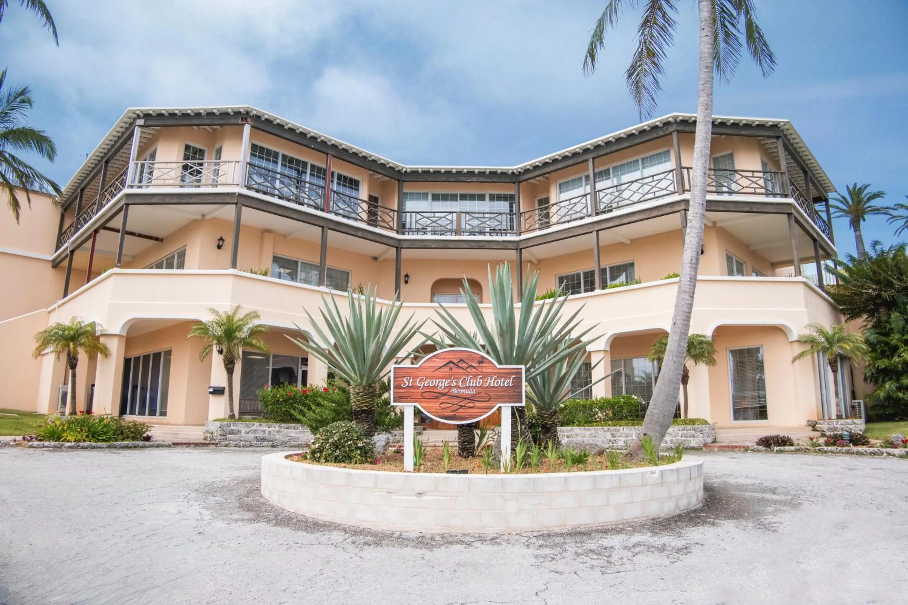 Facade/entrance in St George's Club