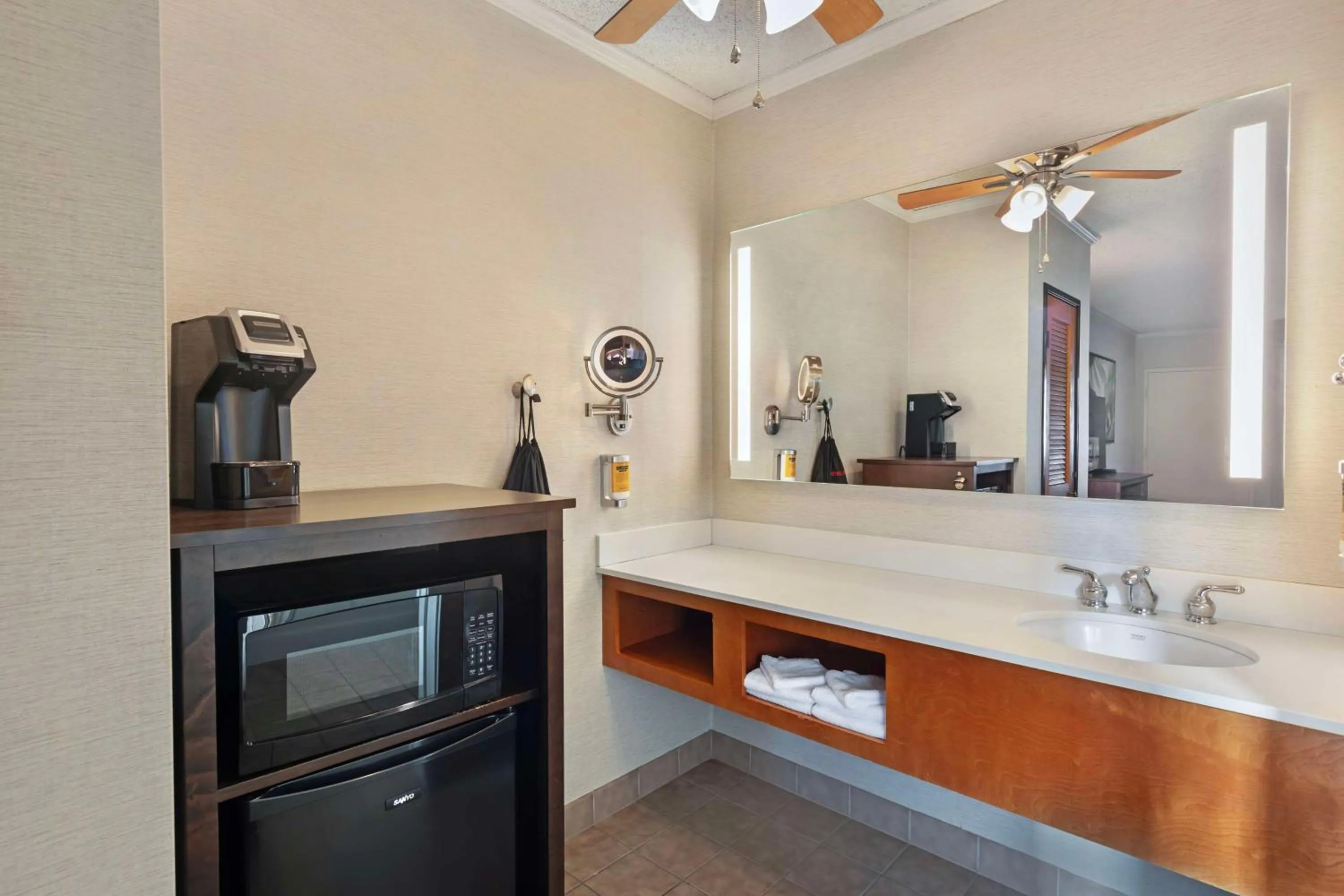 Bedroom in Best Western Plus Black Oak