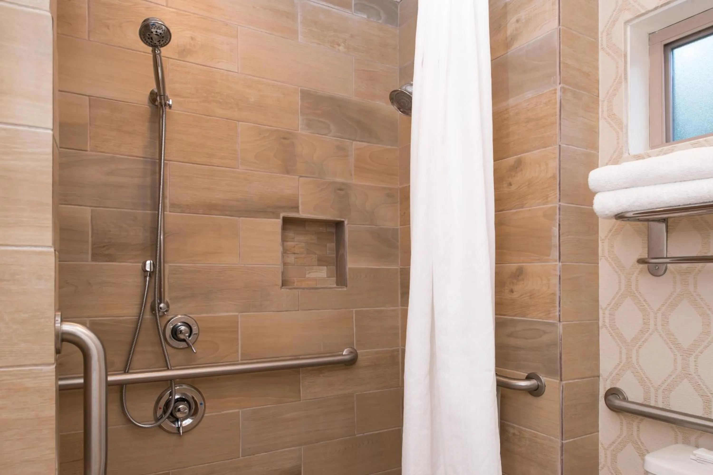 Shower in Best Western Plus Black Oak