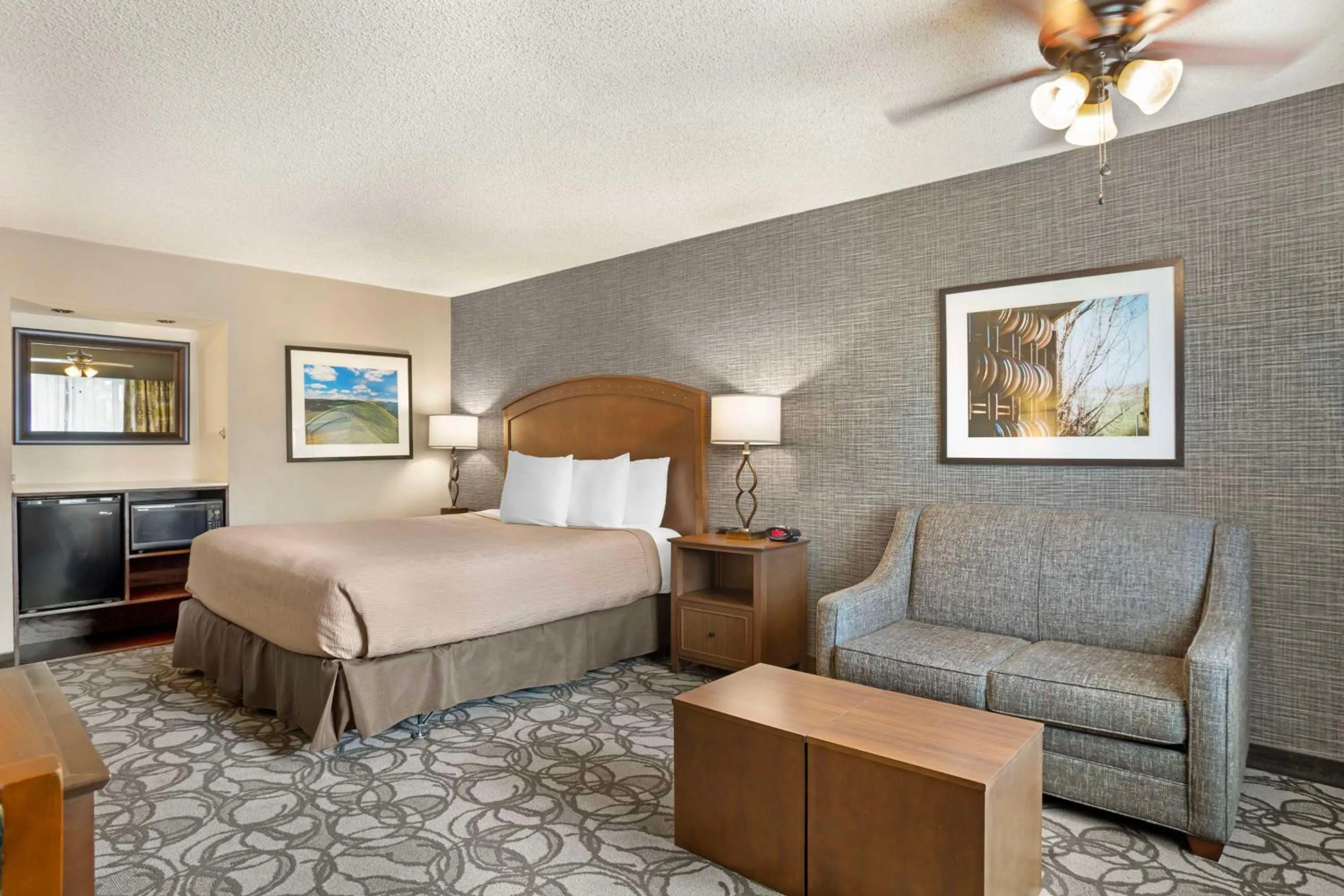 Bedroom, Bed in Best Western Plus Black Oak