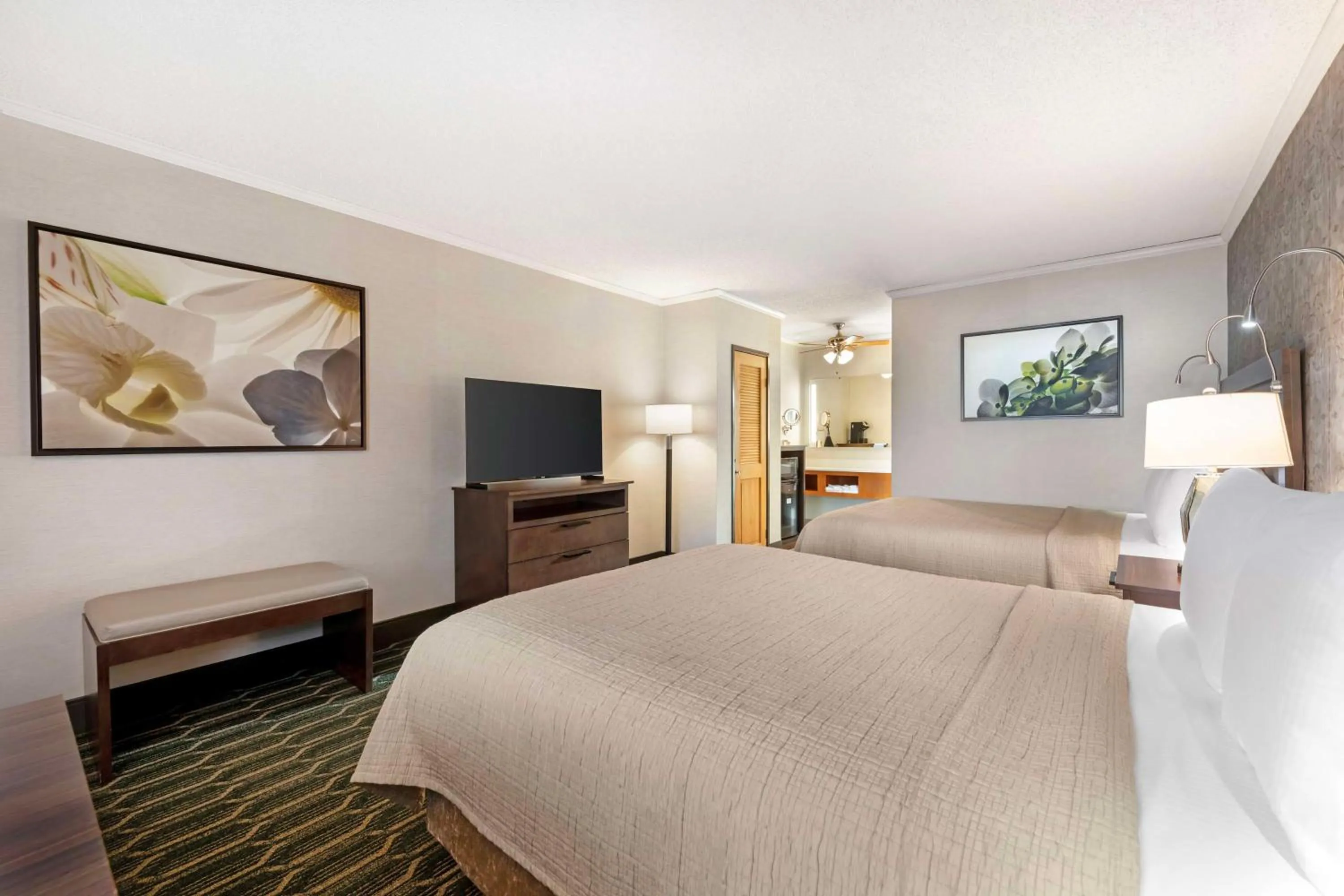 Bedroom, Bed in Best Western Plus Black Oak