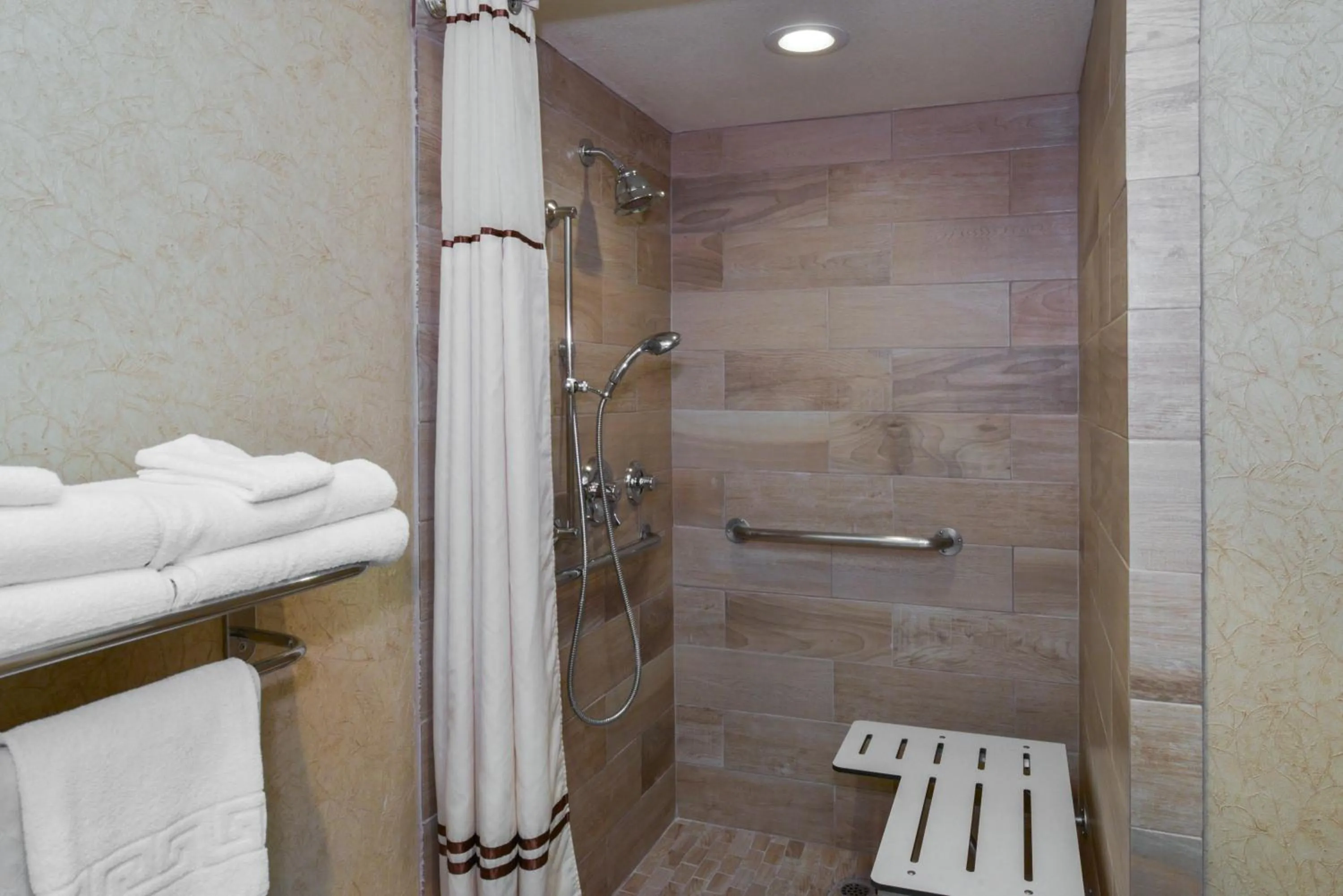 Shower in Best Western Plus Black Oak