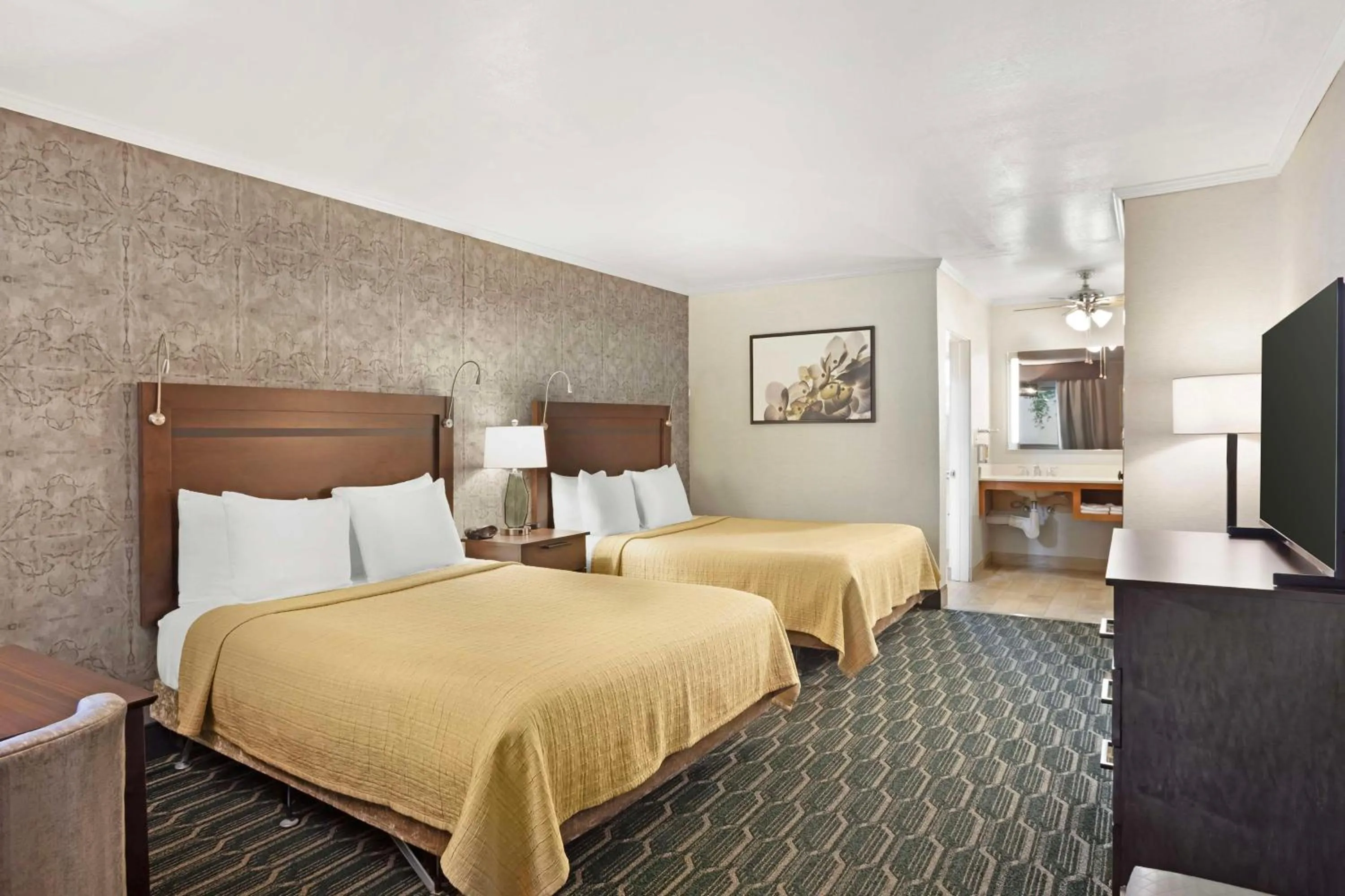 Bedroom, Bed in Best Western Plus Black Oak