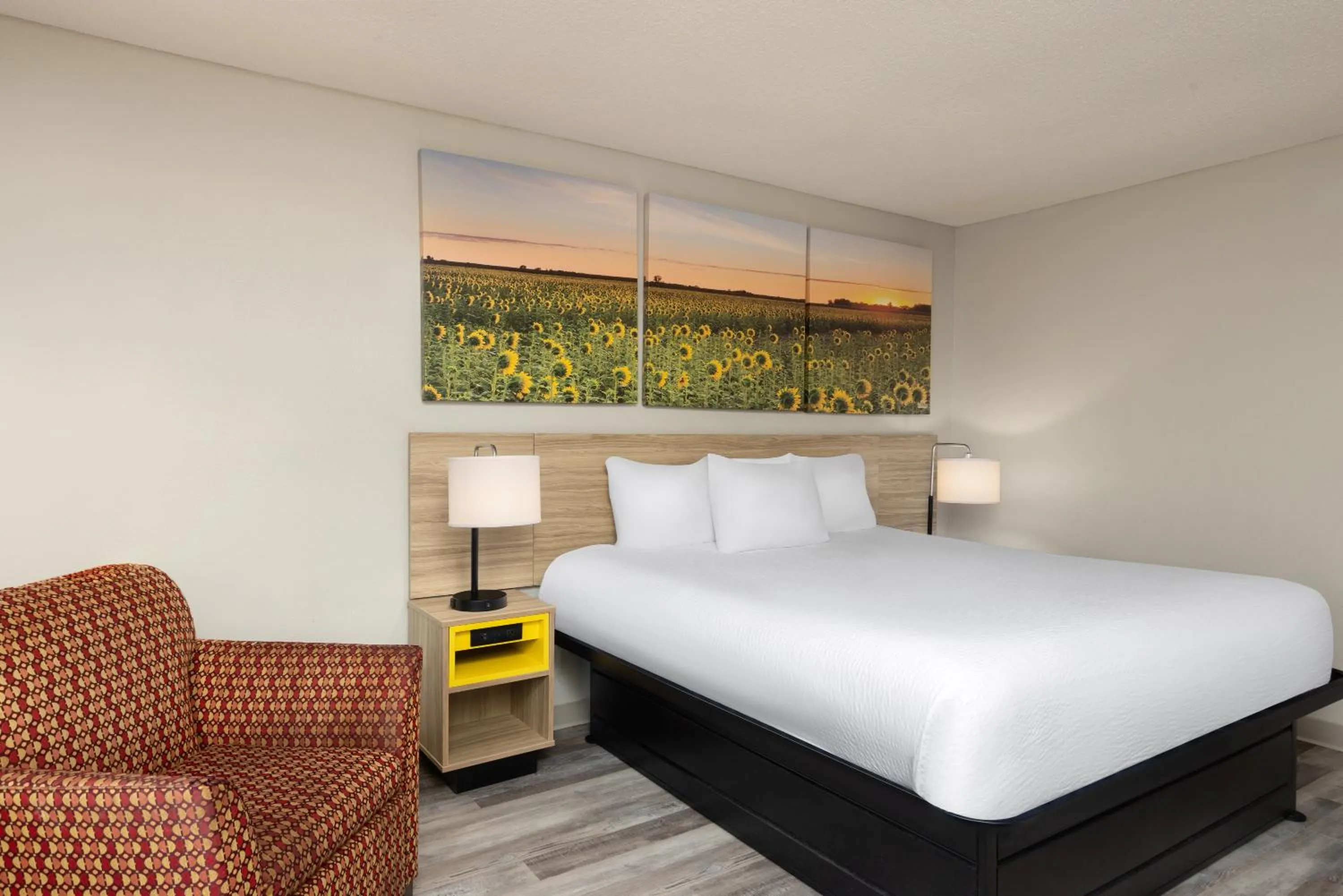 Bed in Days Inn & Suites by Wyndham Kansas City - CHIEFS Stadium