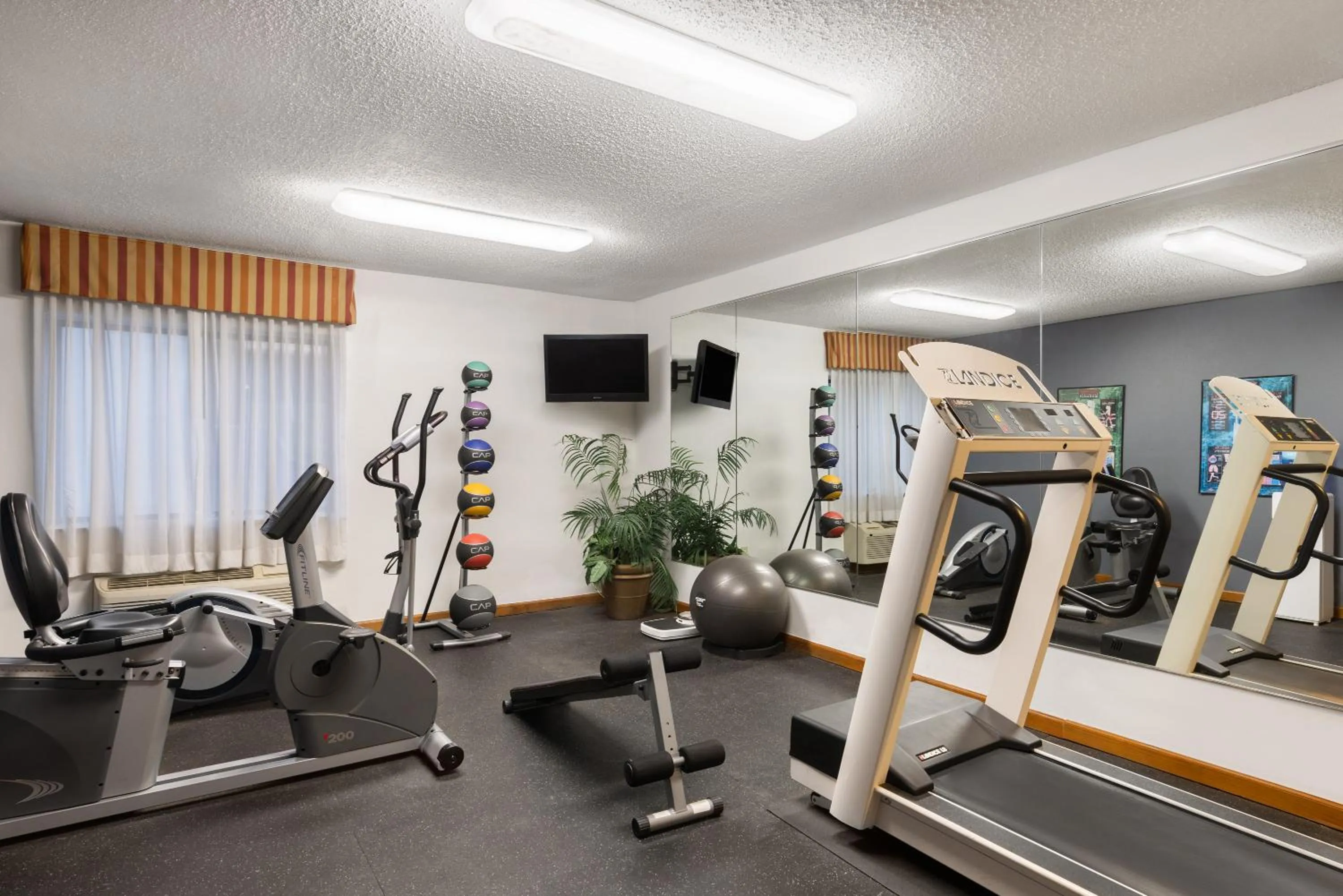 Fitness centre/facilities in Days Inn & Suites by Wyndham Kansas City - CHIEFS Stadium