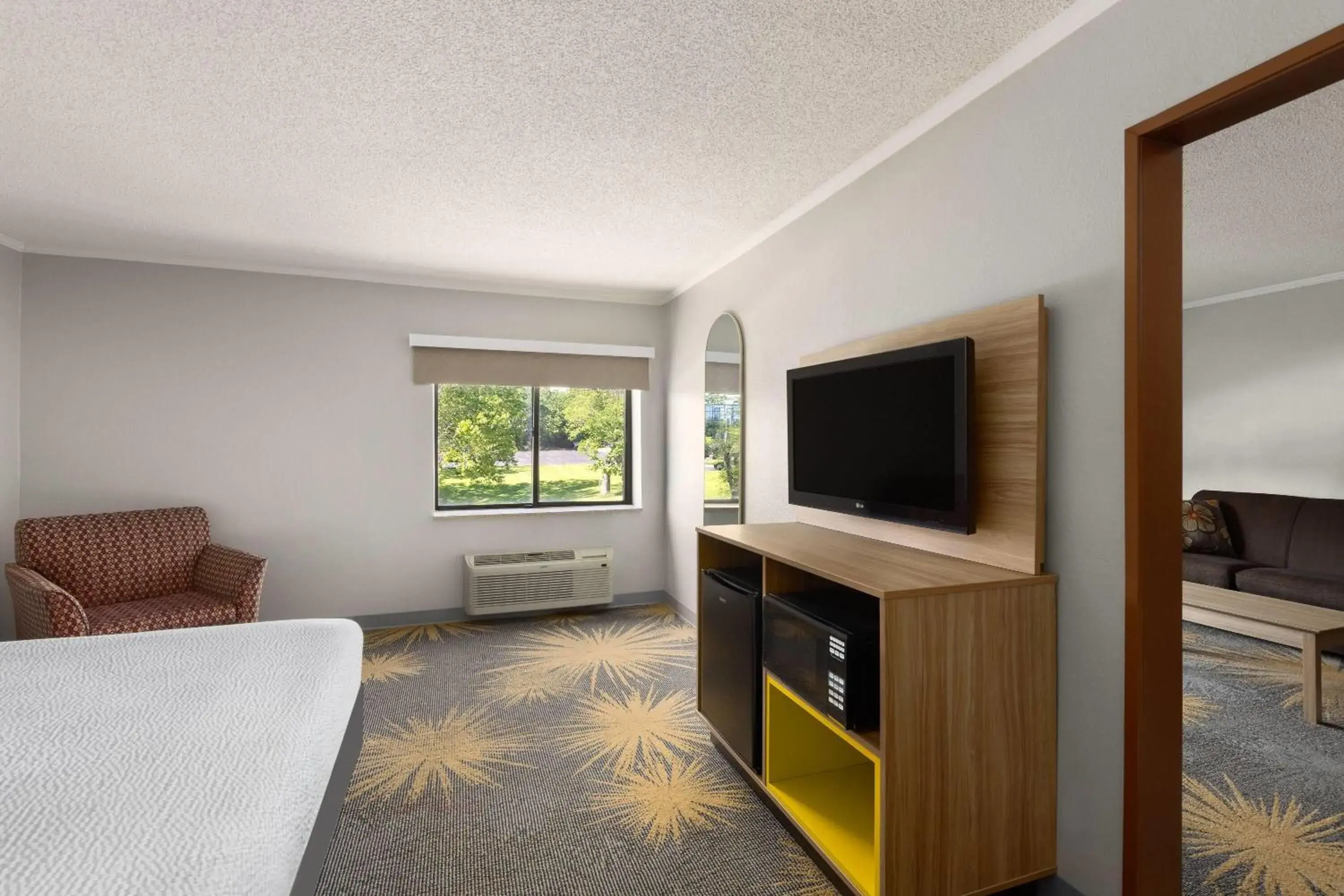 Deluxe King Suite in Days Inn & Suites by Wyndham Kansas City - CHIEFS Stadium Deluxe King Suite in Days Inn & Suites by Wyndham Kansas City - CHIEFS Stadium