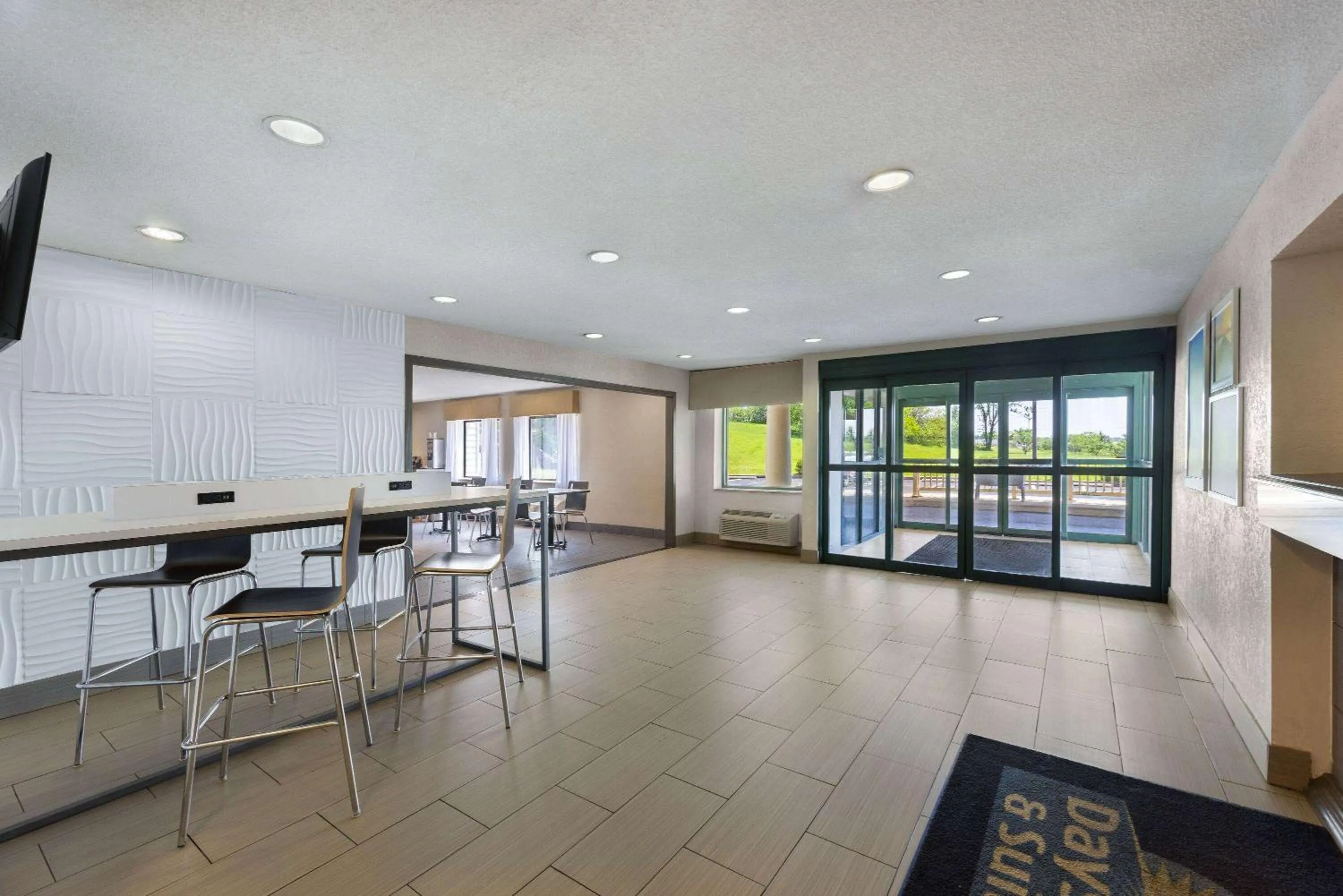 Lobby or reception in Days Inn & Suites by Wyndham Kansas City - CHIEFS Stadium
