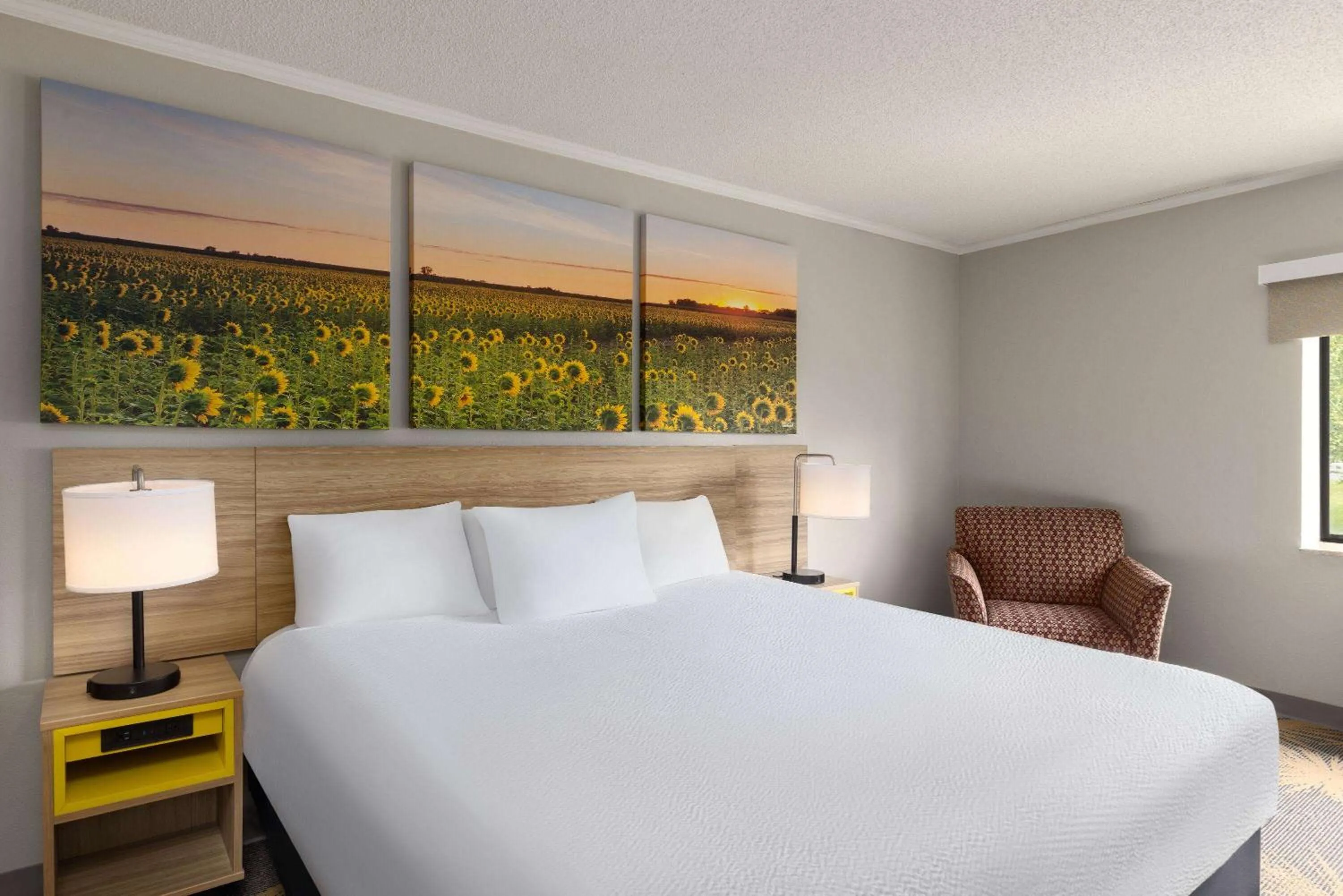 Photo of the whole room, Bed in Days Inn & Suites by Wyndham Kansas City - CHIEFS Stadium