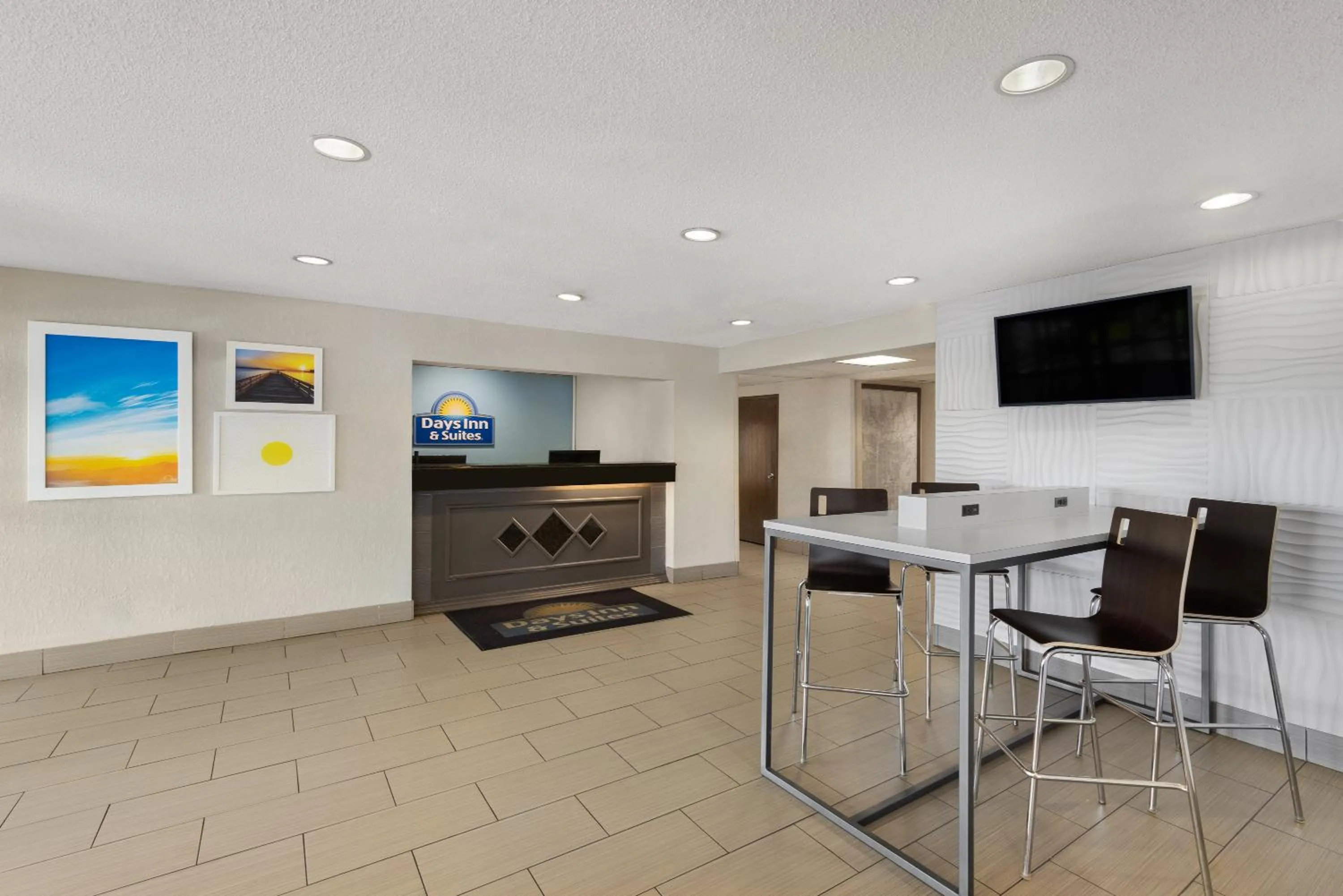 Lobby or reception in Days Inn & Suites by Wyndham Kansas City - CHIEFS Stadium