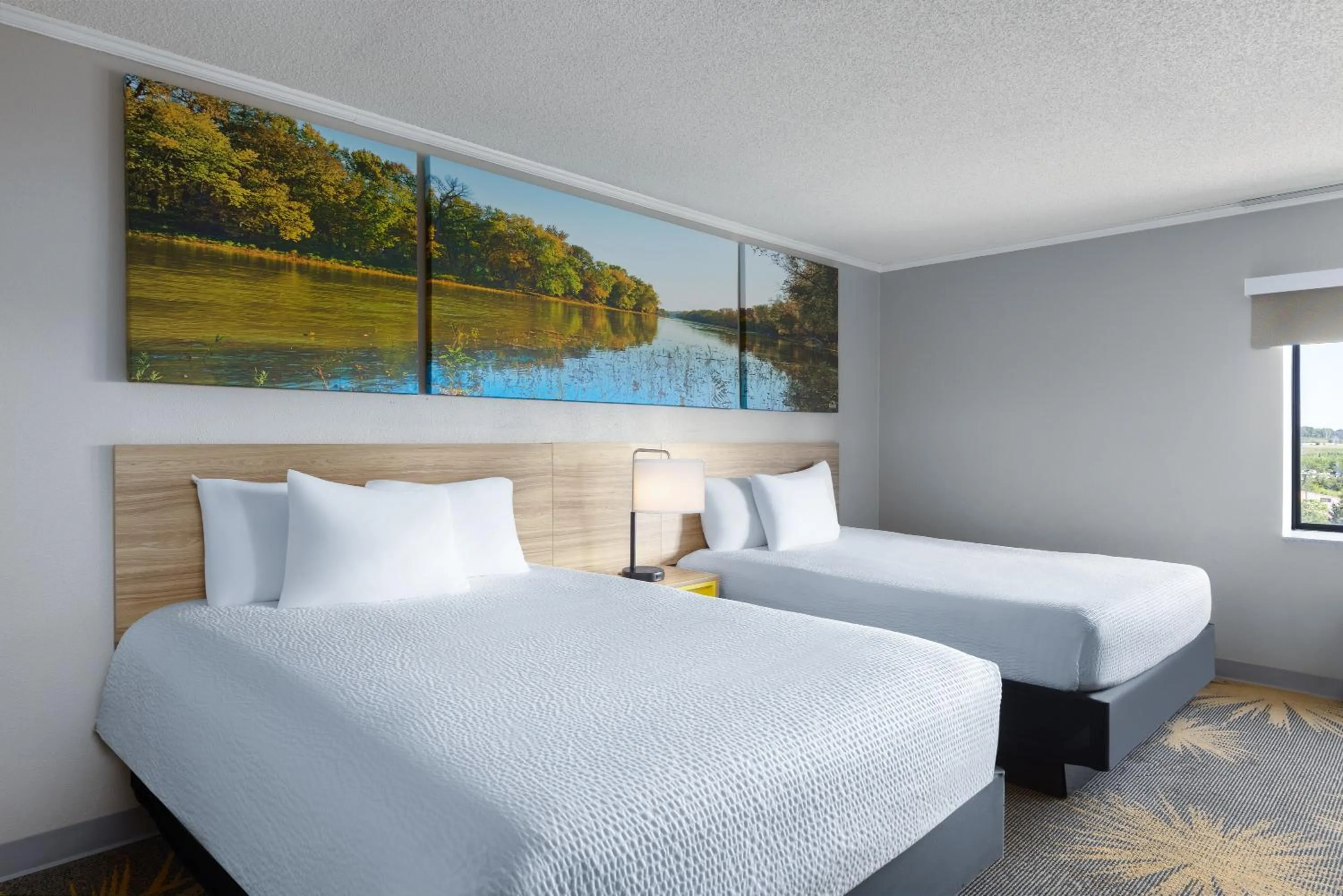 Bed in Days Inn & Suites by Wyndham Kansas City - CHIEFS Stadium