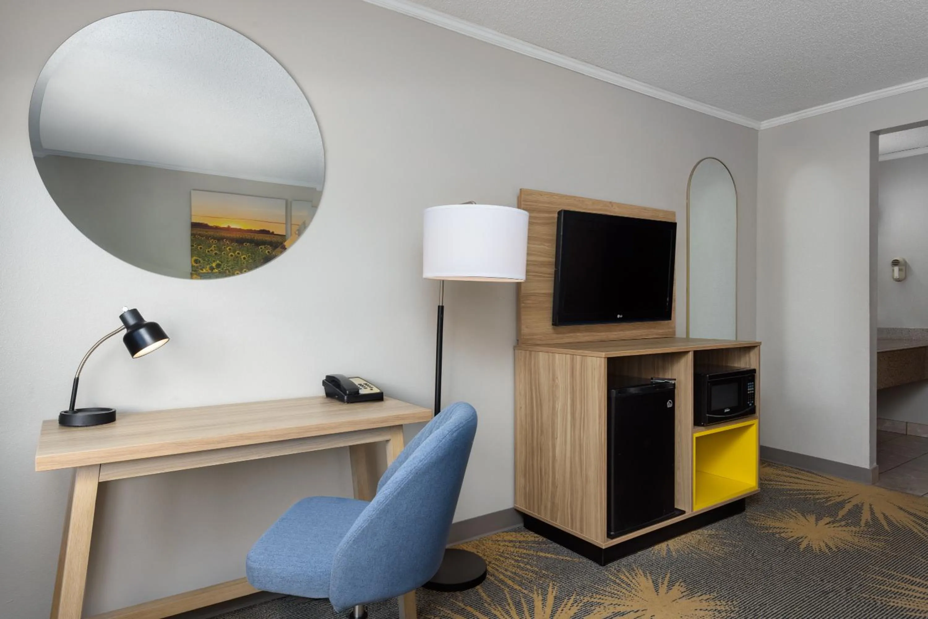 Days Inn & Suites by Wyndham Kansas City - CHIEFS Stadium