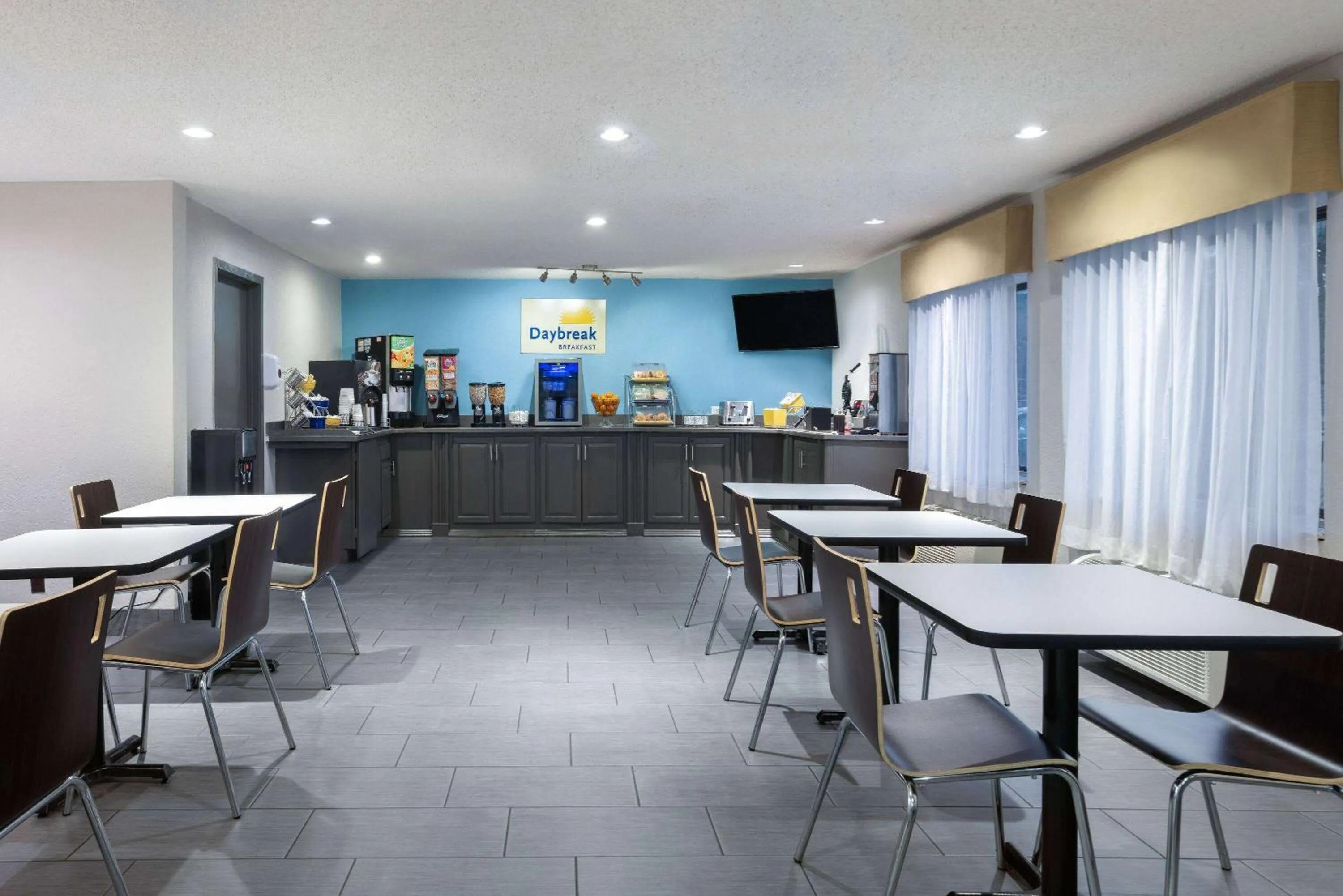 Property building in Days Inn & Suites by Wyndham Kansas City - CHIEFS Stadium
