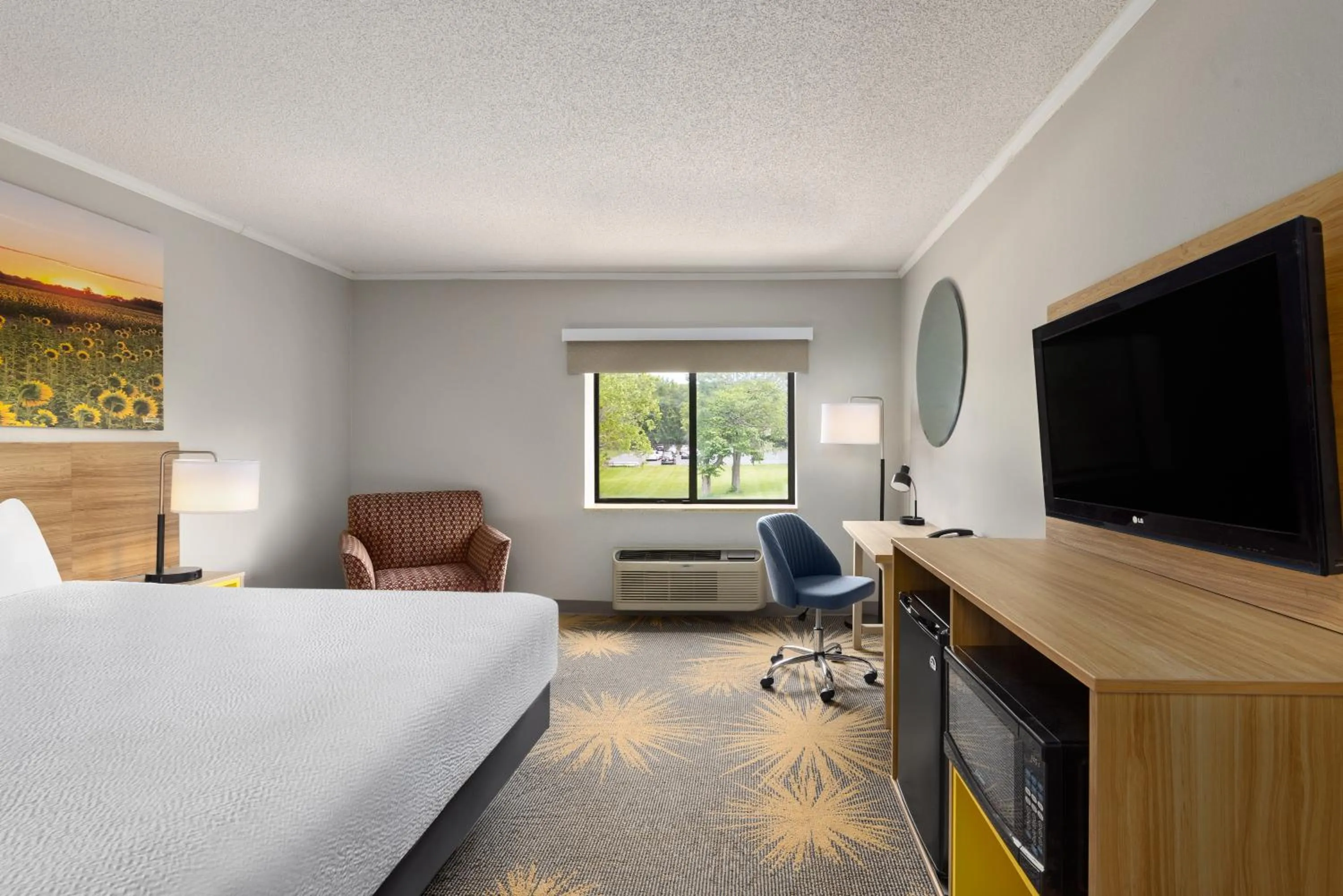 Bed in Days Inn & Suites by Wyndham Kansas City - CHIEFS Stadium