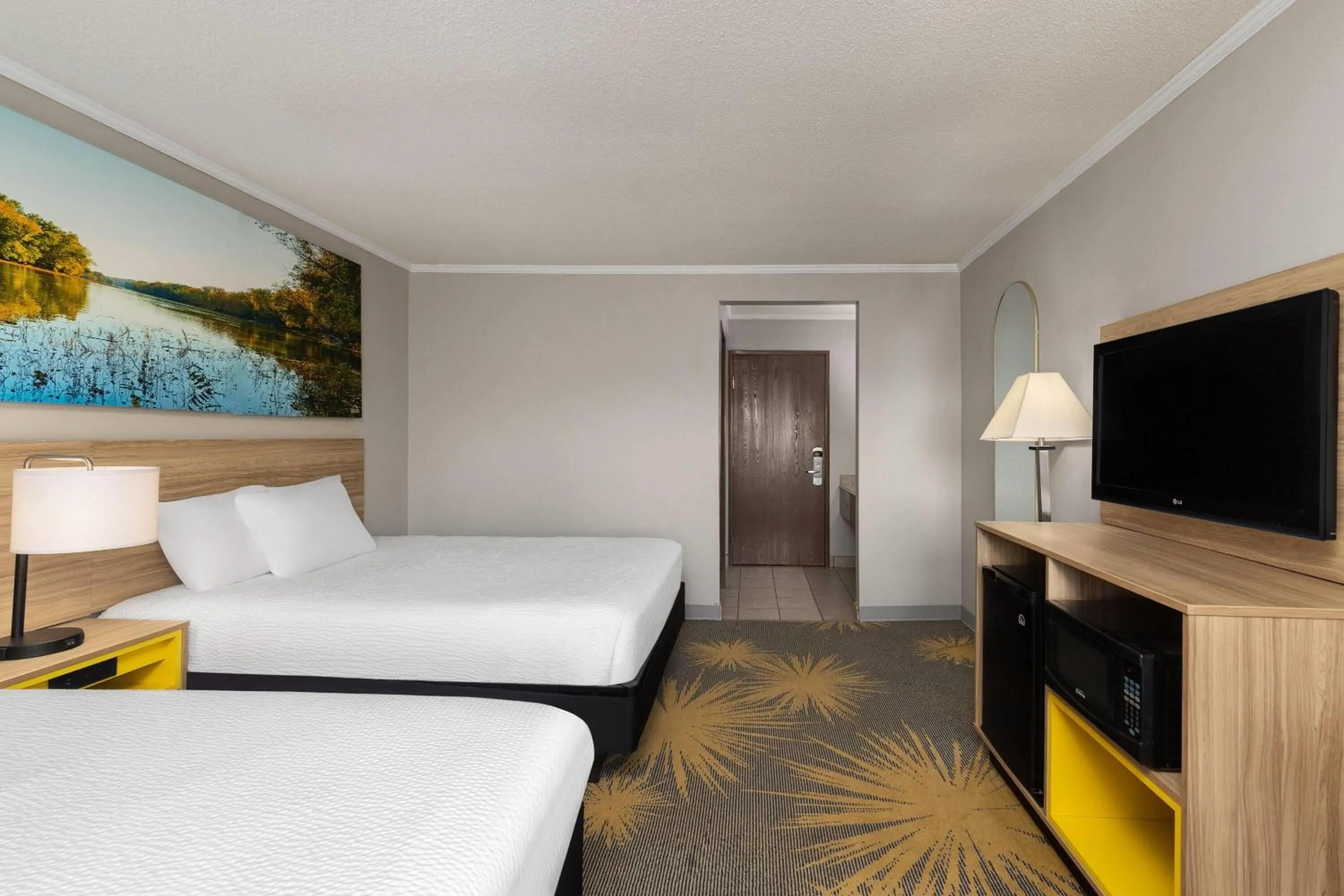 Photo of the whole room, Bed in Days Inn & Suites by Wyndham Kansas City - CHIEFS Stadium