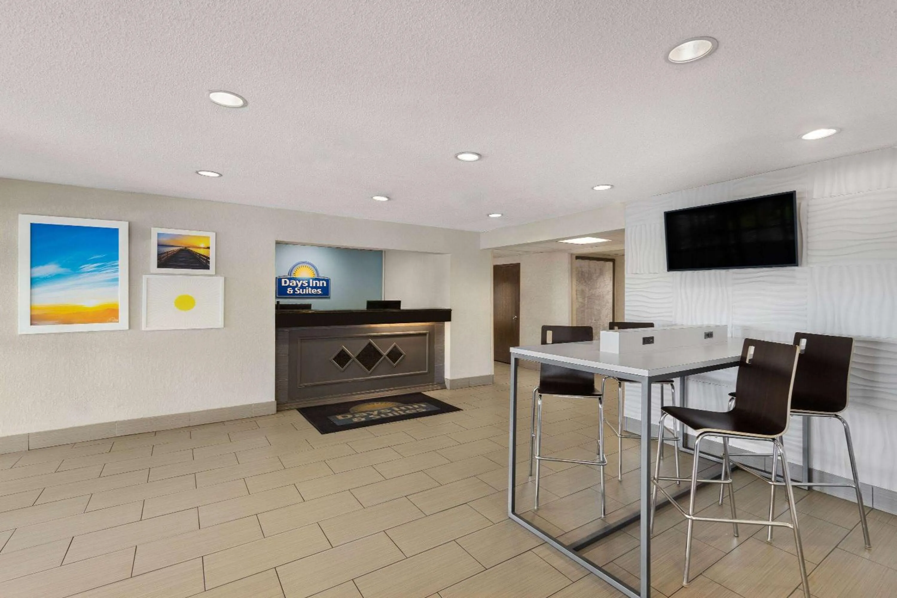 Lobby or reception in Days Inn & Suites by Wyndham Kansas City - CHIEFS Stadium