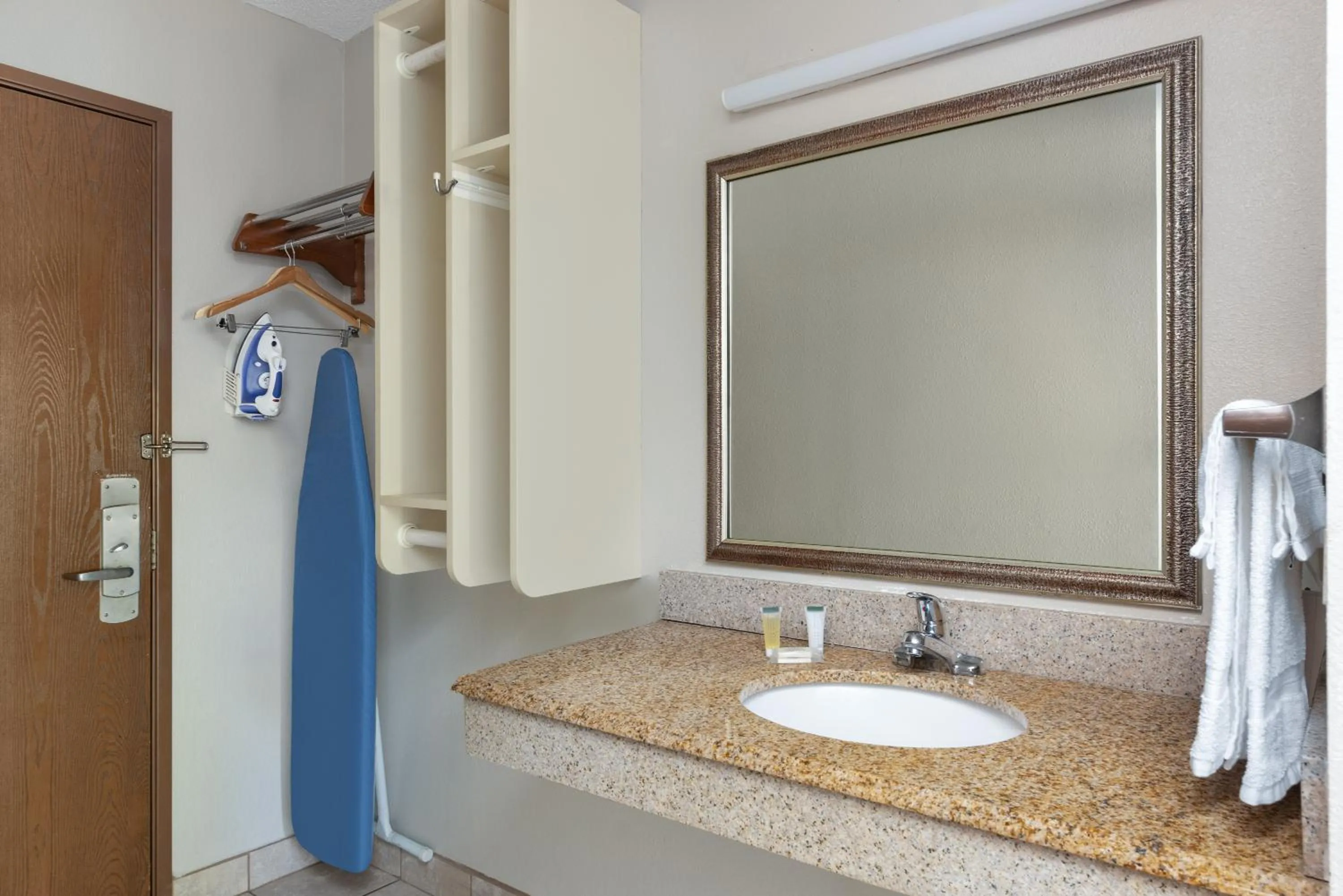 Days Inn & Suites by Wyndham Kansas City - CHIEFS Stadium