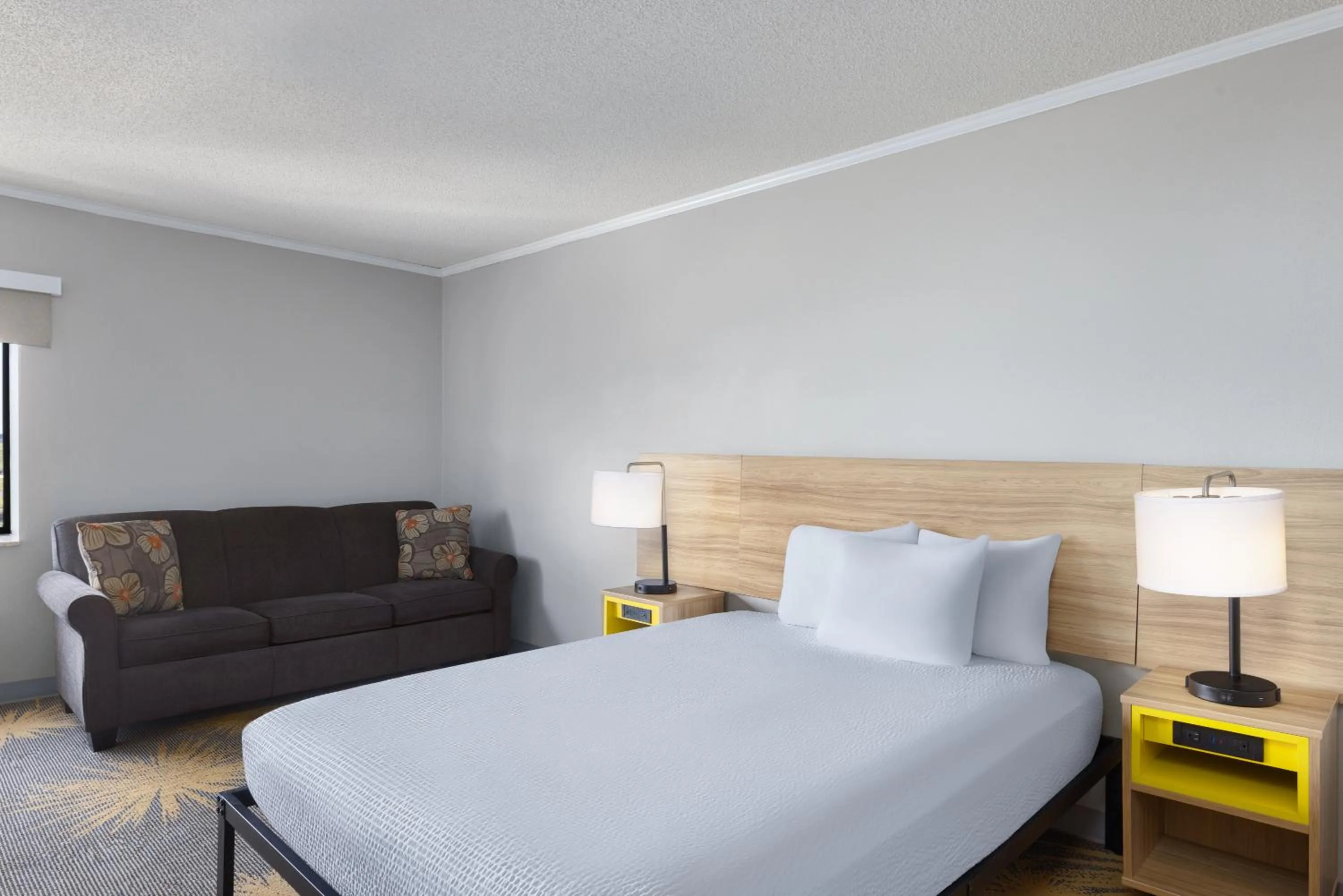 Bed in Days Inn & Suites by Wyndham Kansas City - CHIEFS Stadium