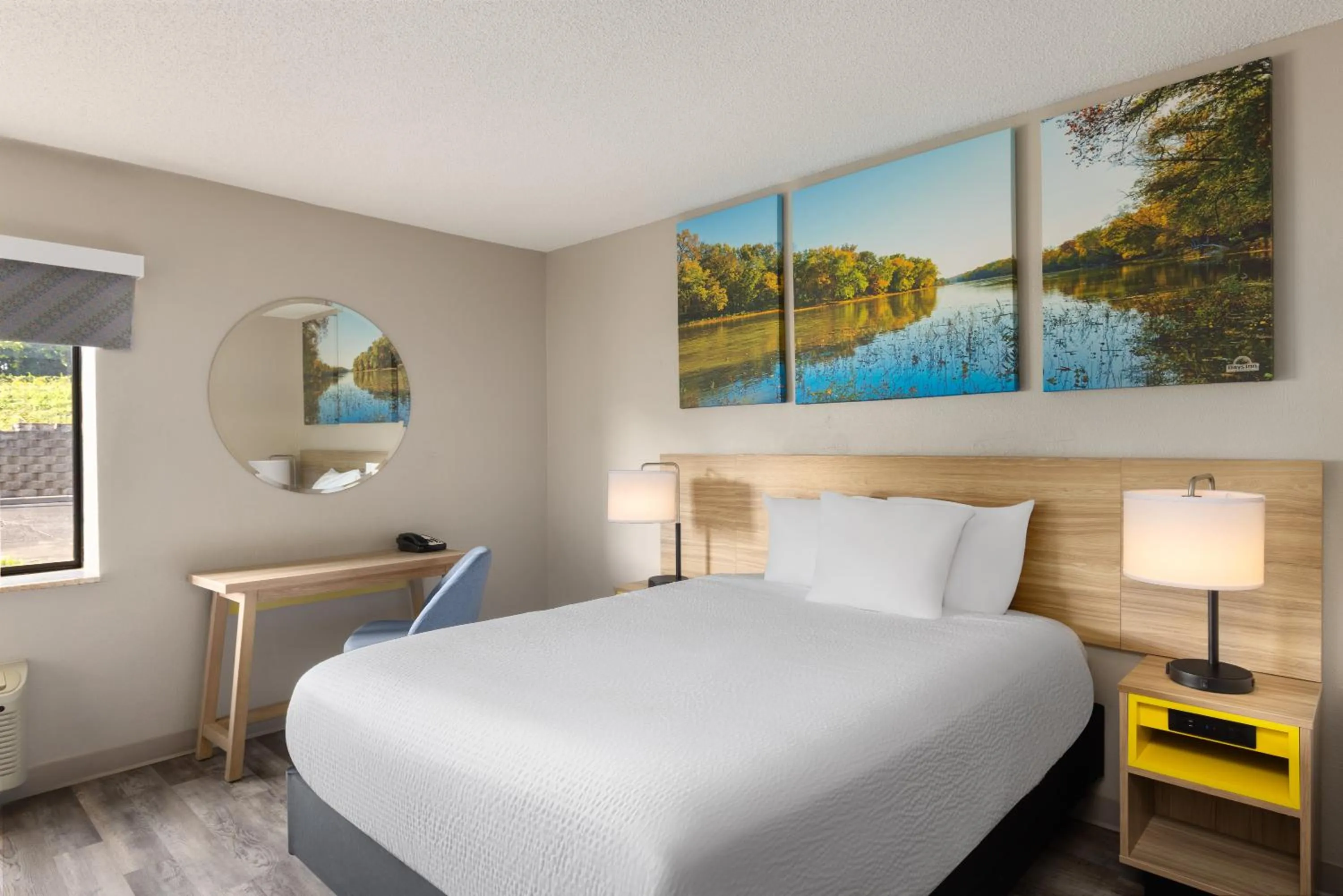 Bed in Days Inn & Suites by Wyndham Kansas City - CHIEFS Stadium