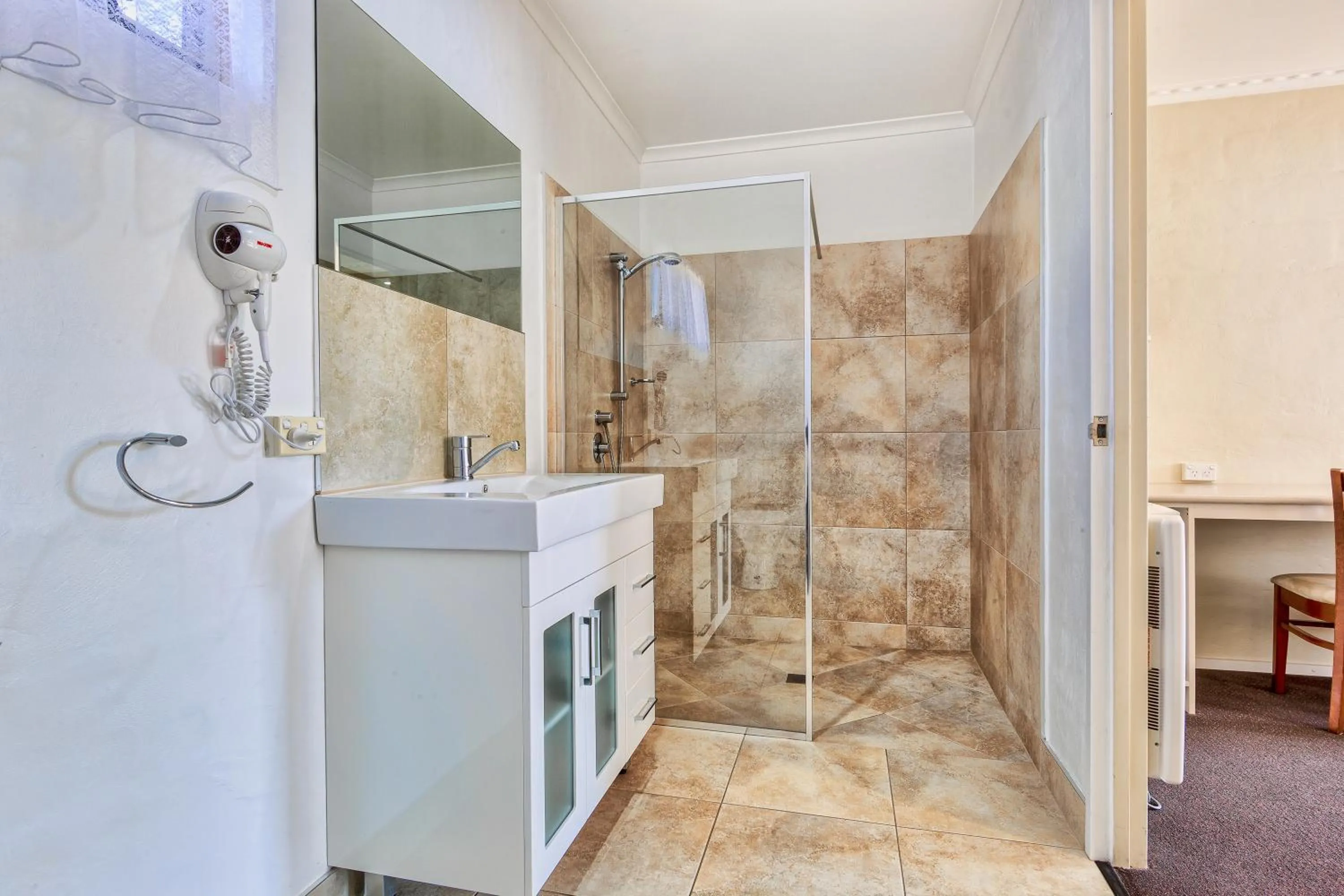 Shower in Wintersun Gardens Motel