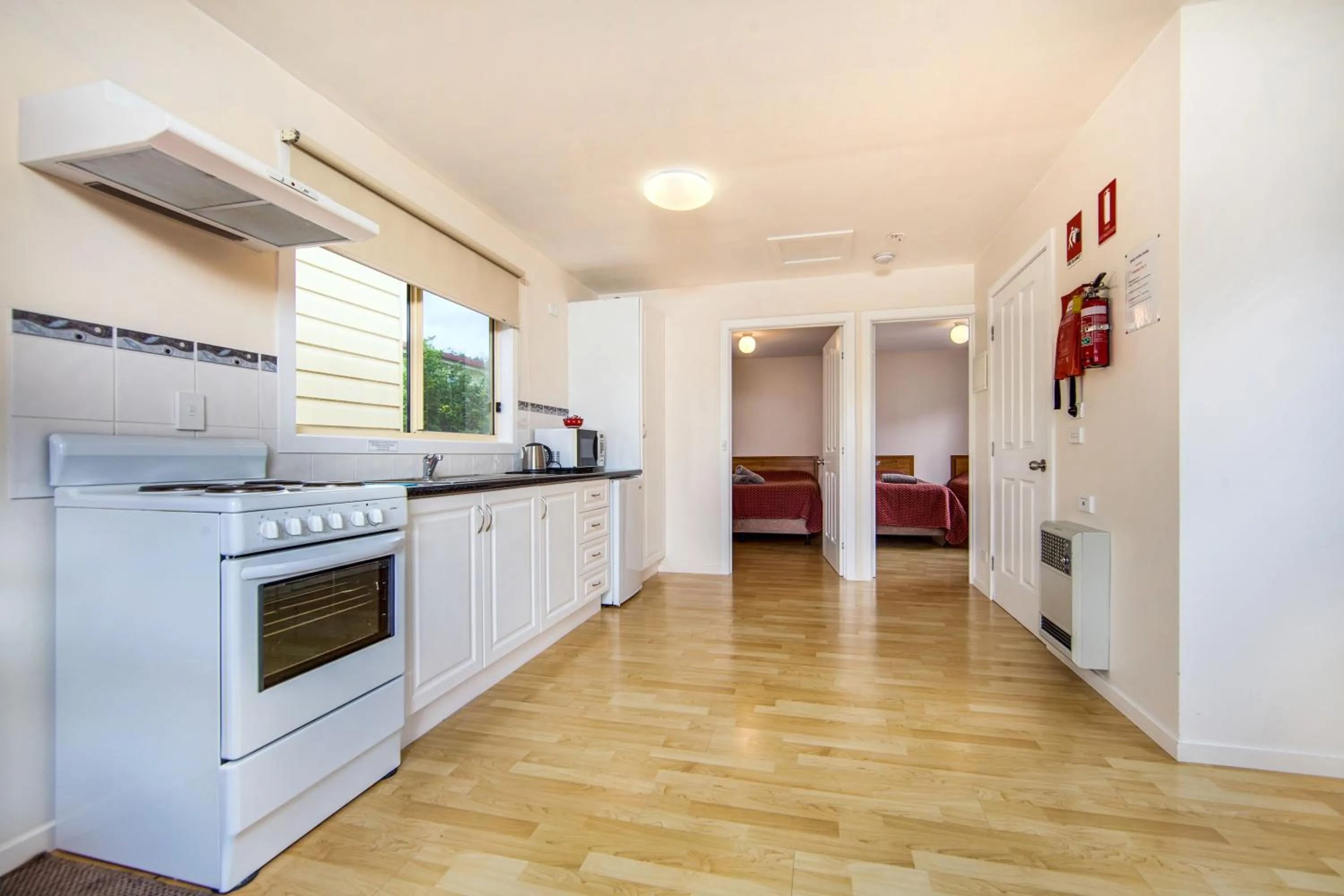 Kitchen or kitchenette in Wintersun Gardens Motel