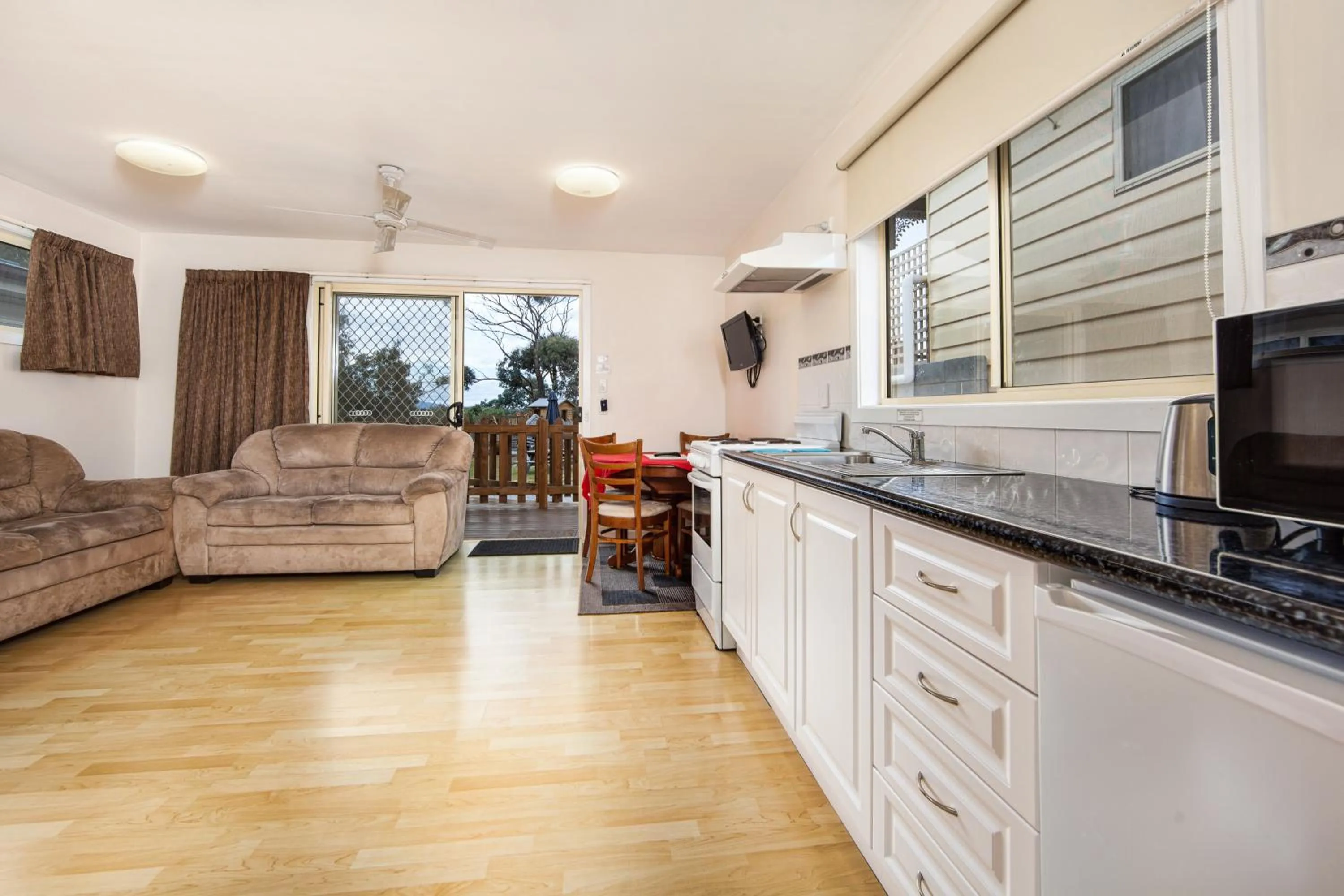 Living room in Wintersun Gardens Motel