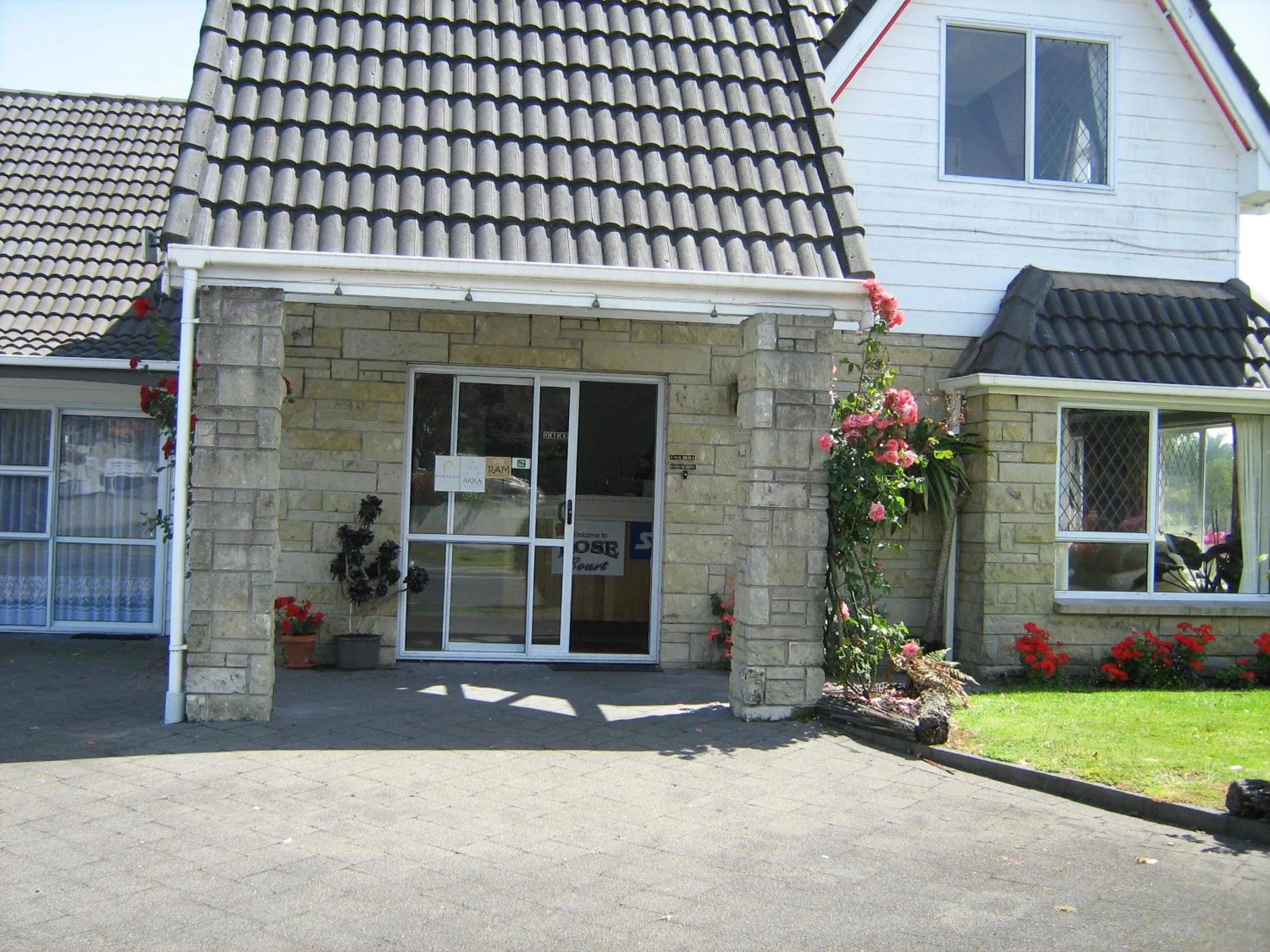 Facade/entrance in Rose Court Motel