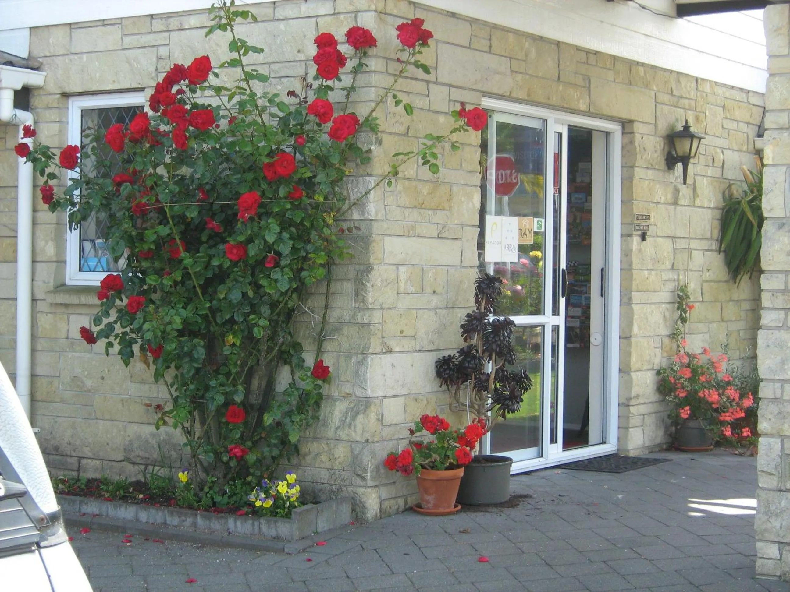 Facade/entrance in Rose Court Motel