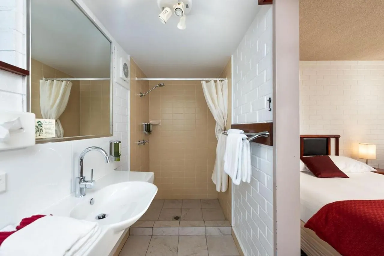 Bathroom, Bed in Pigeon House Motor Inn