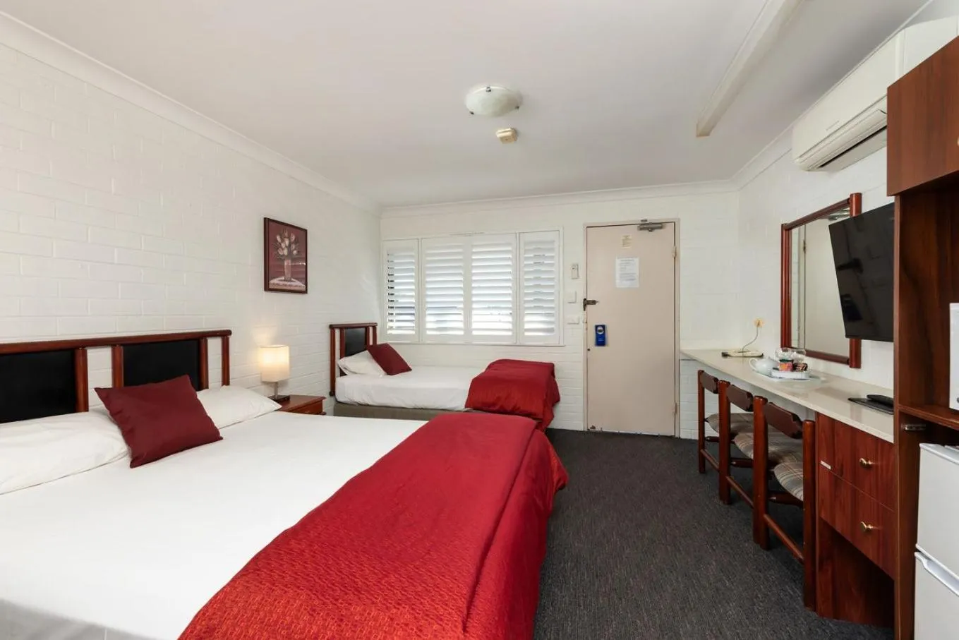 Bedroom, Bed in Pigeon House Motor Inn