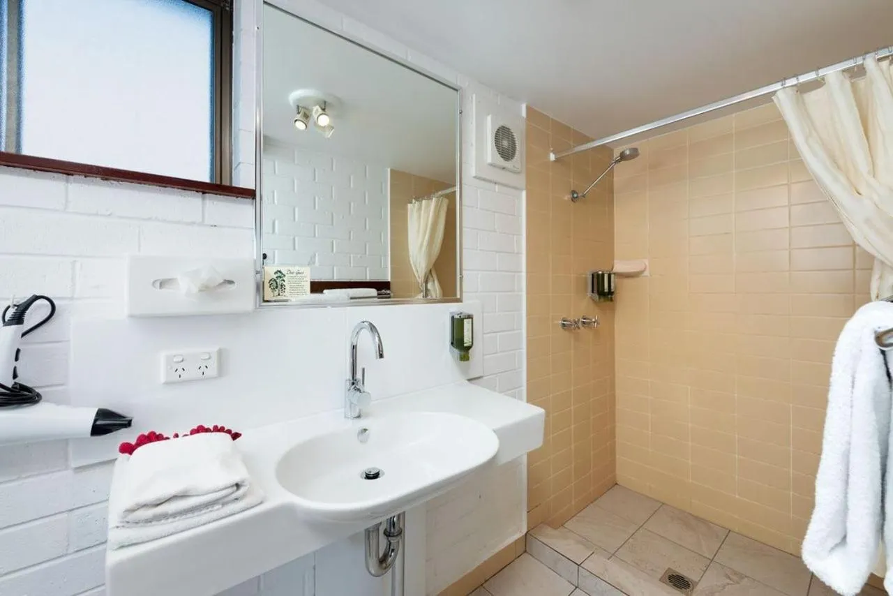 Bathroom in Pigeon House Motor Inn