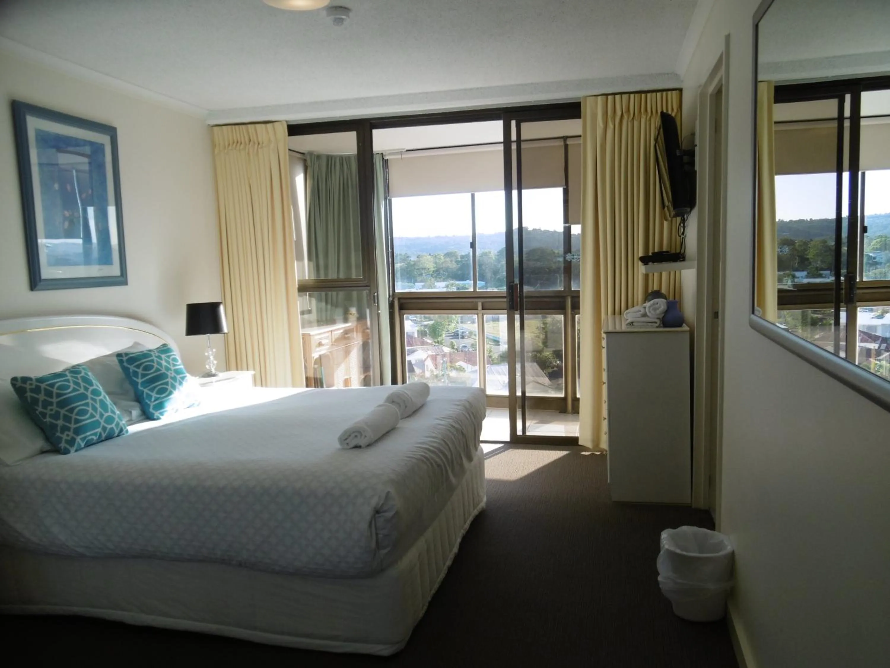 Bedroom, Bed in Trafalgar Towers