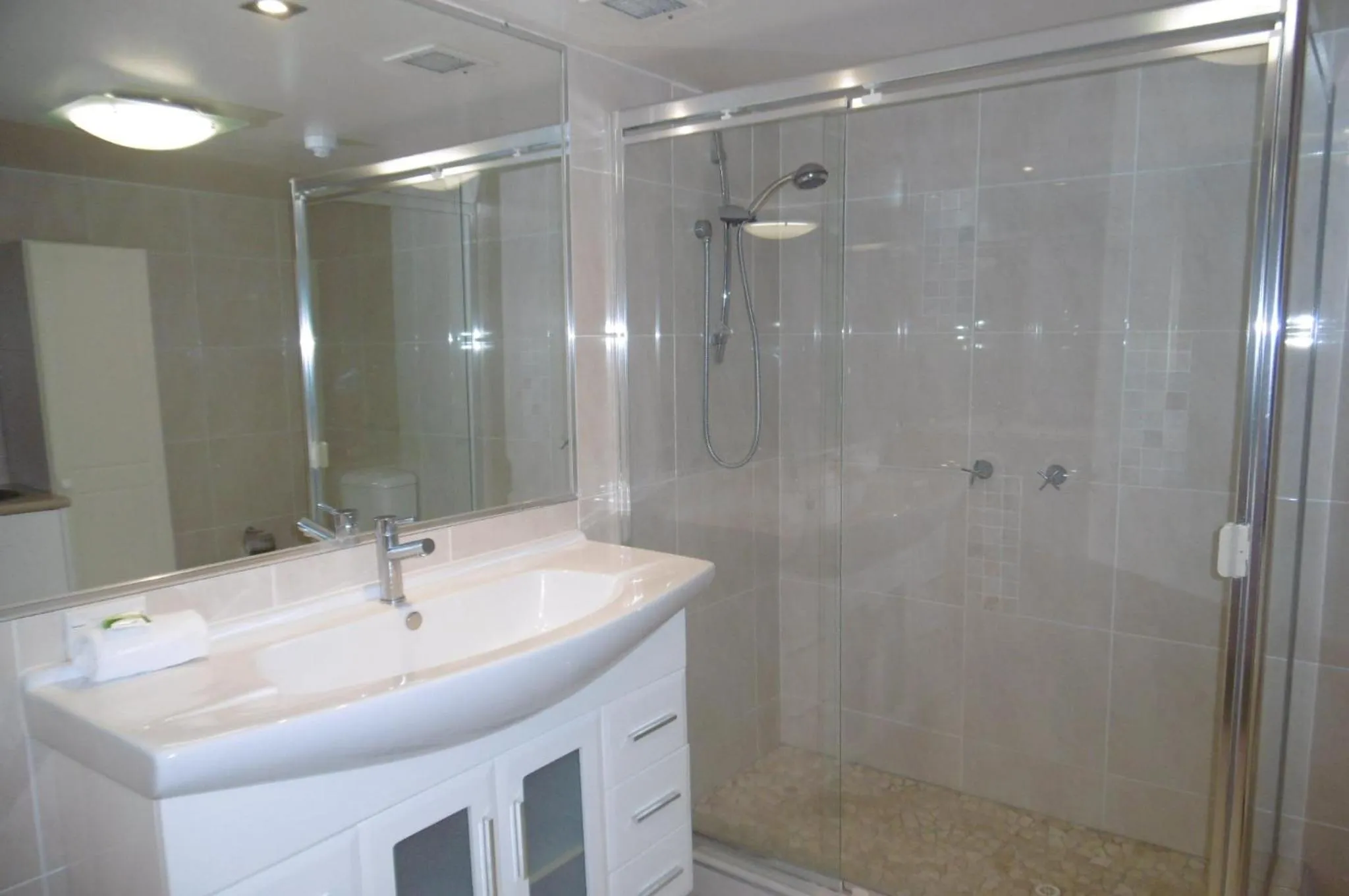 Bathroom in Trafalgar Towers