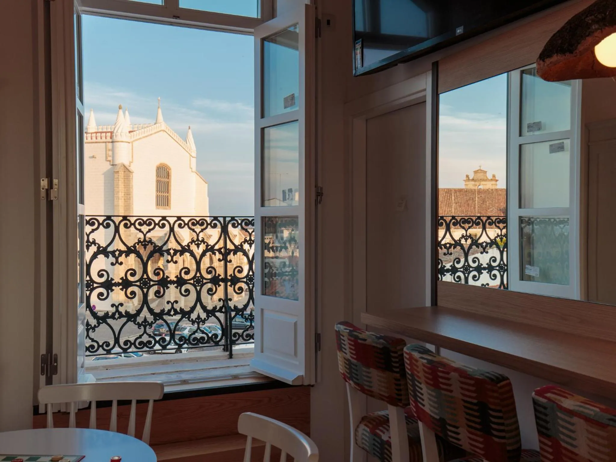 Communal lounge/ TV room in Heaven Inn Suites & Terrace