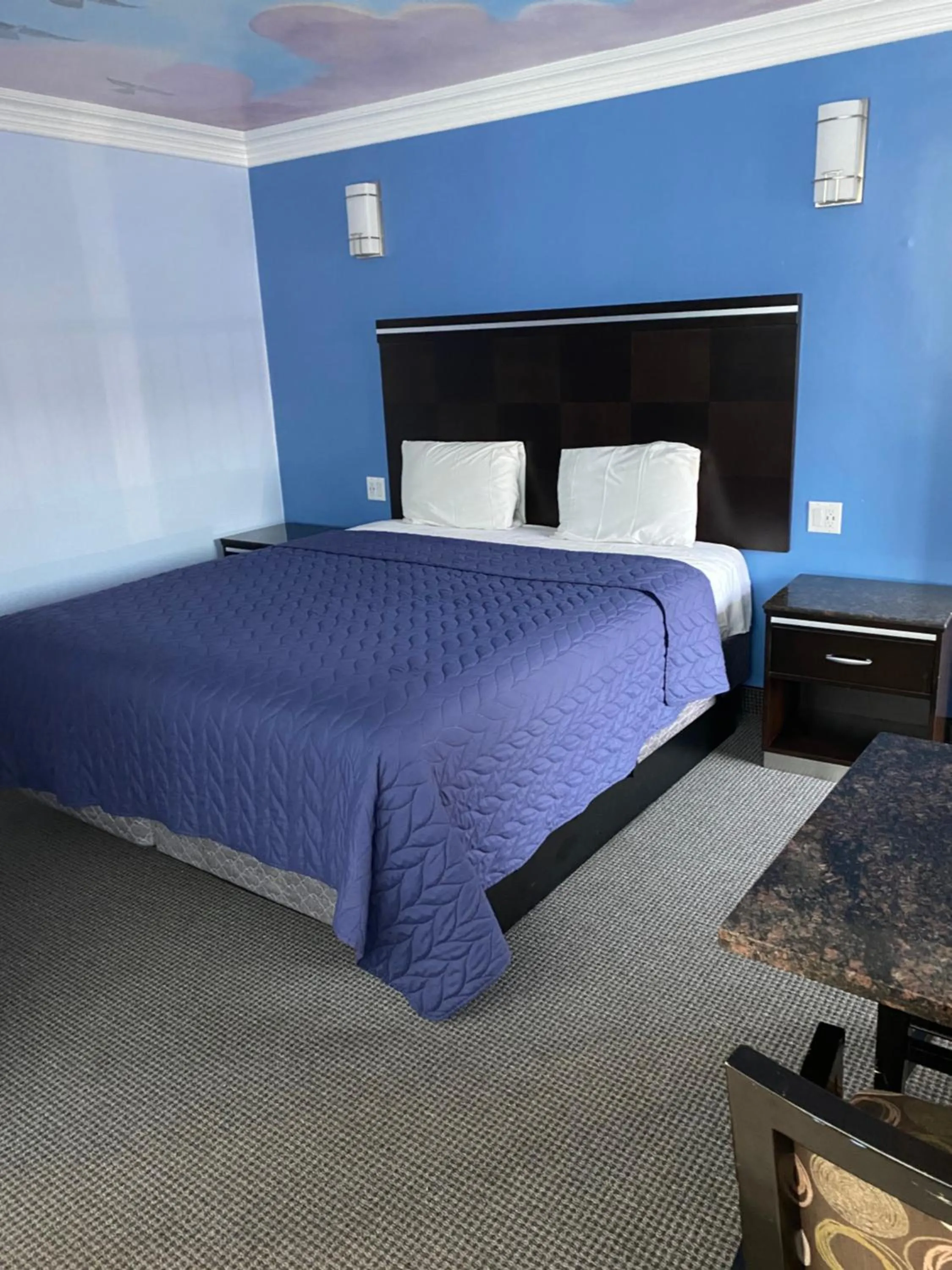 Bed in Golden West Manor Motel