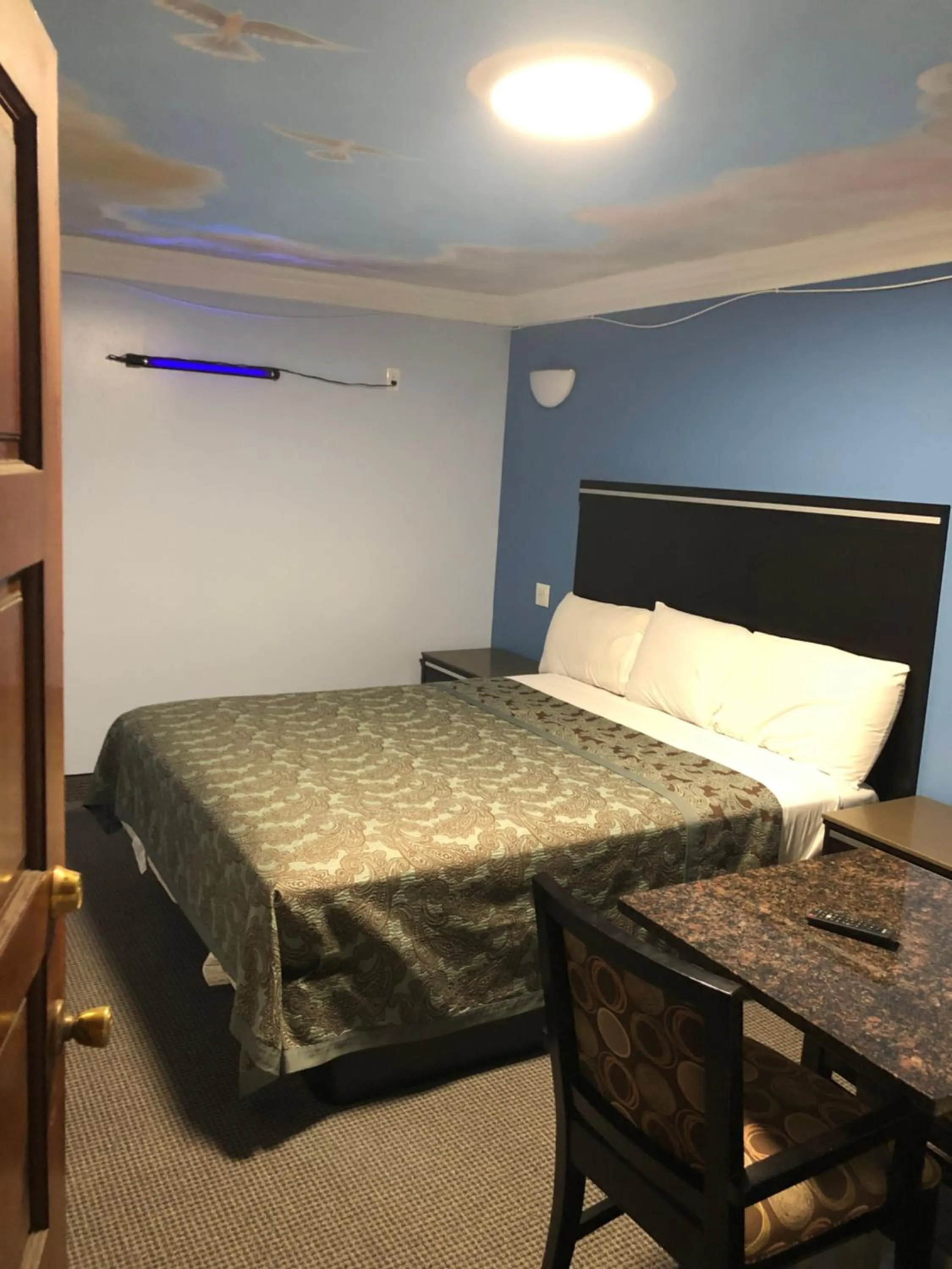 Bed in Golden West Manor Motel