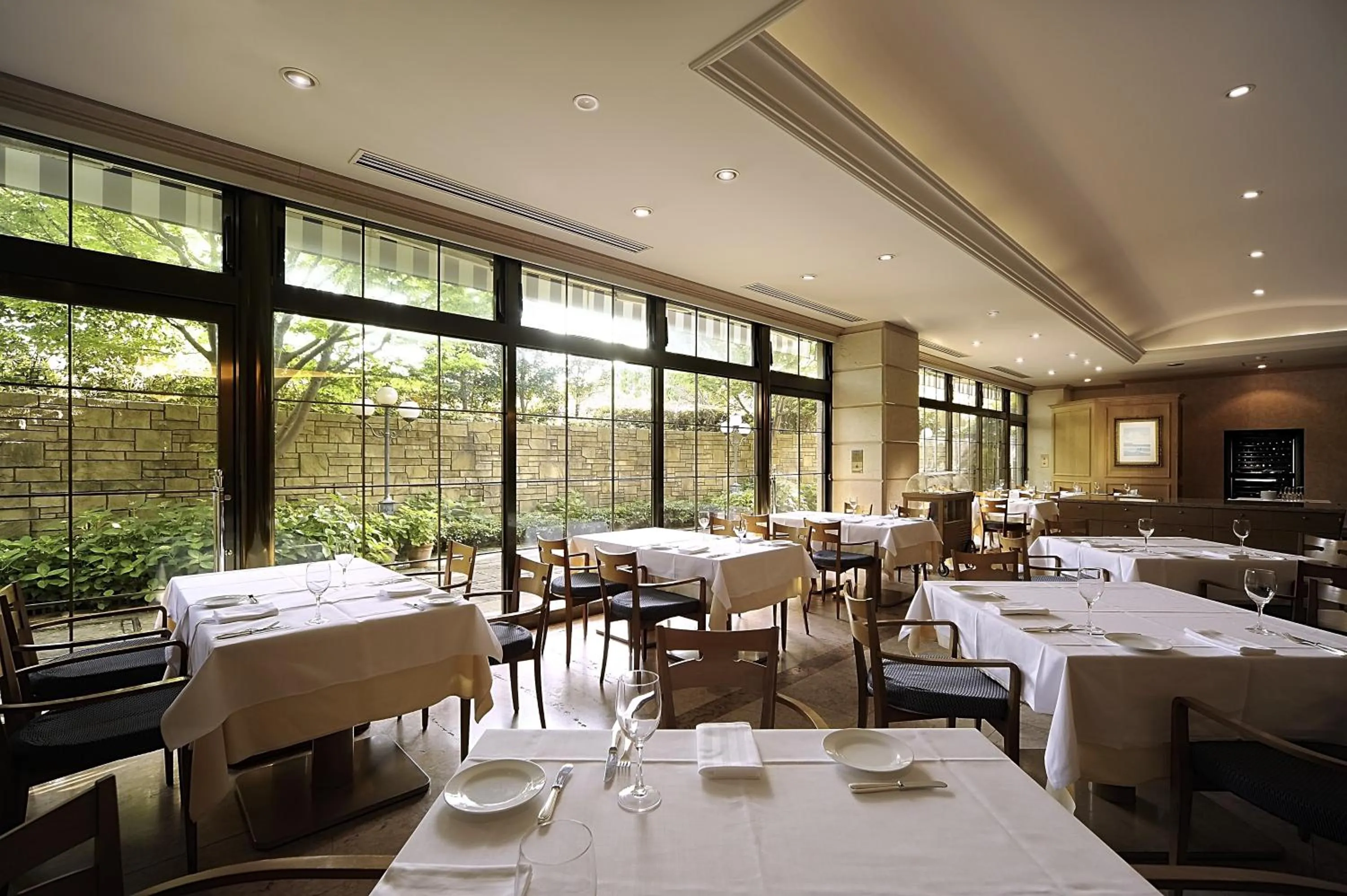 Restaurant/places to eat in Kamakura Park Hotel