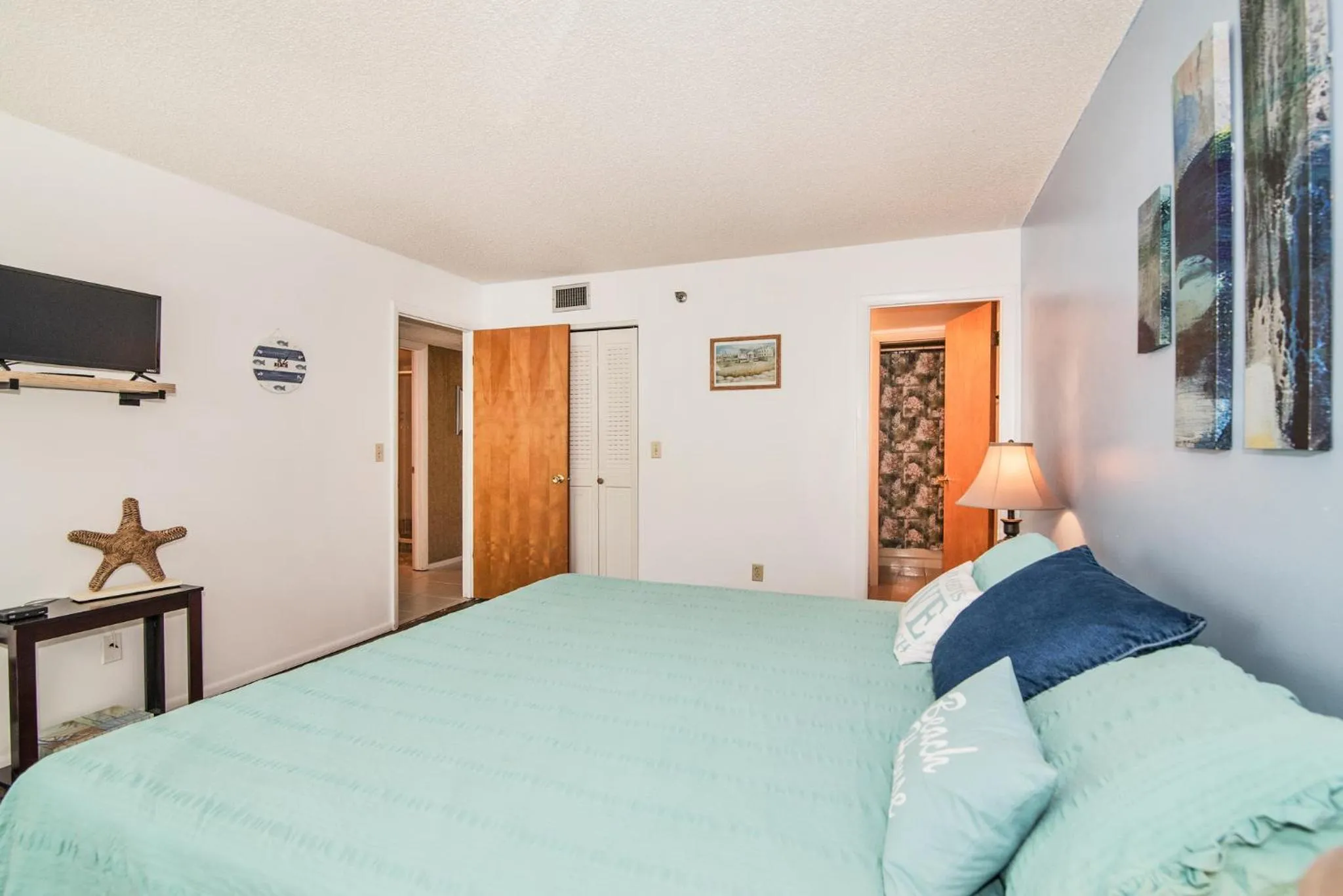 Bedroom, Bed in Intercoastal Beach Suite