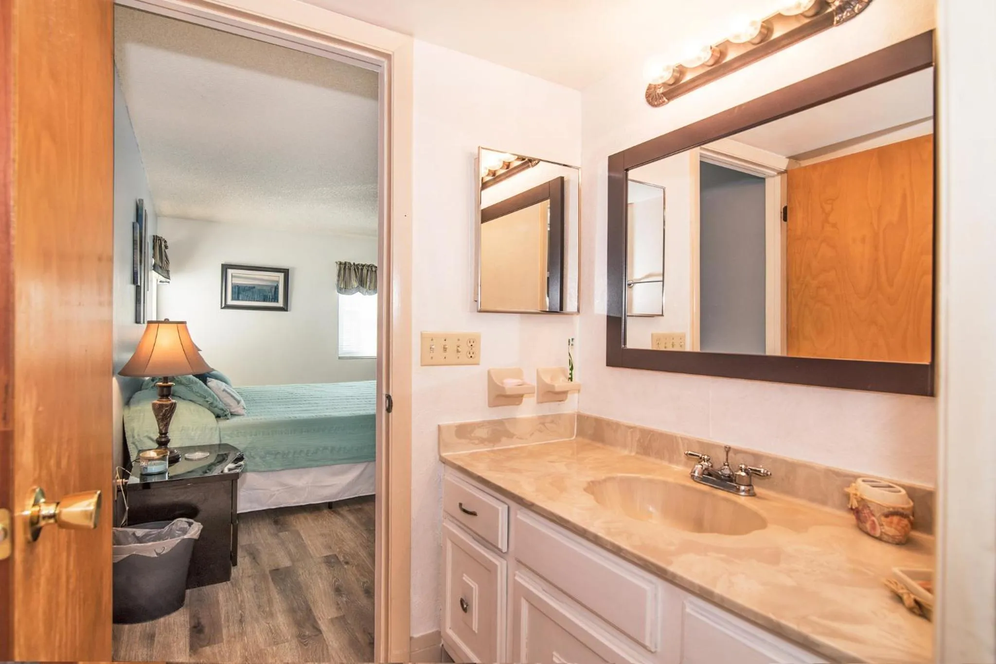 Bathroom, Bed in Intercoastal Beach Suite