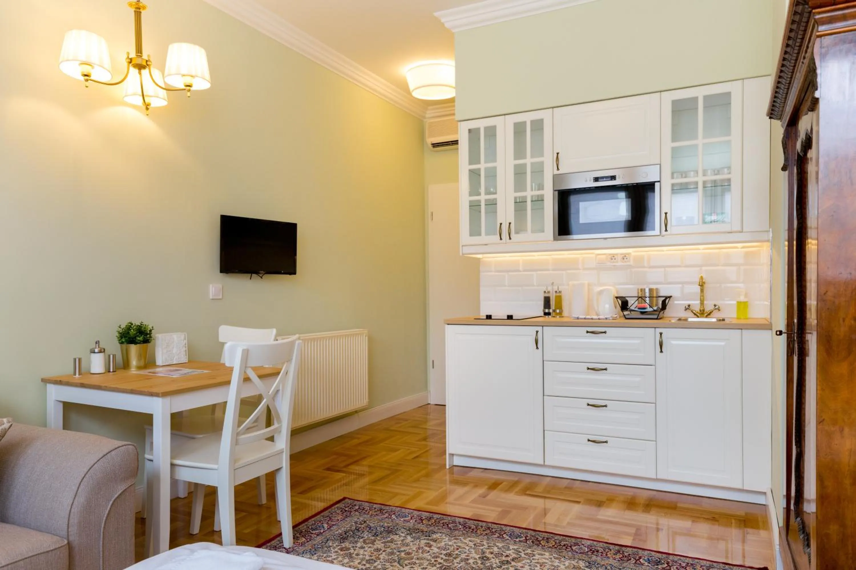 Kitchen or kitchenette in Roland Apartments