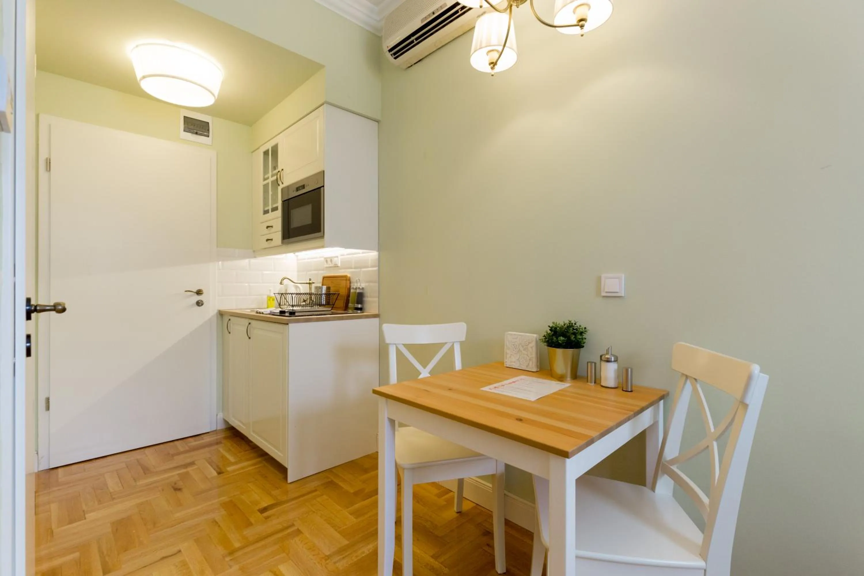 Kitchen or kitchenette in Roland Apartments